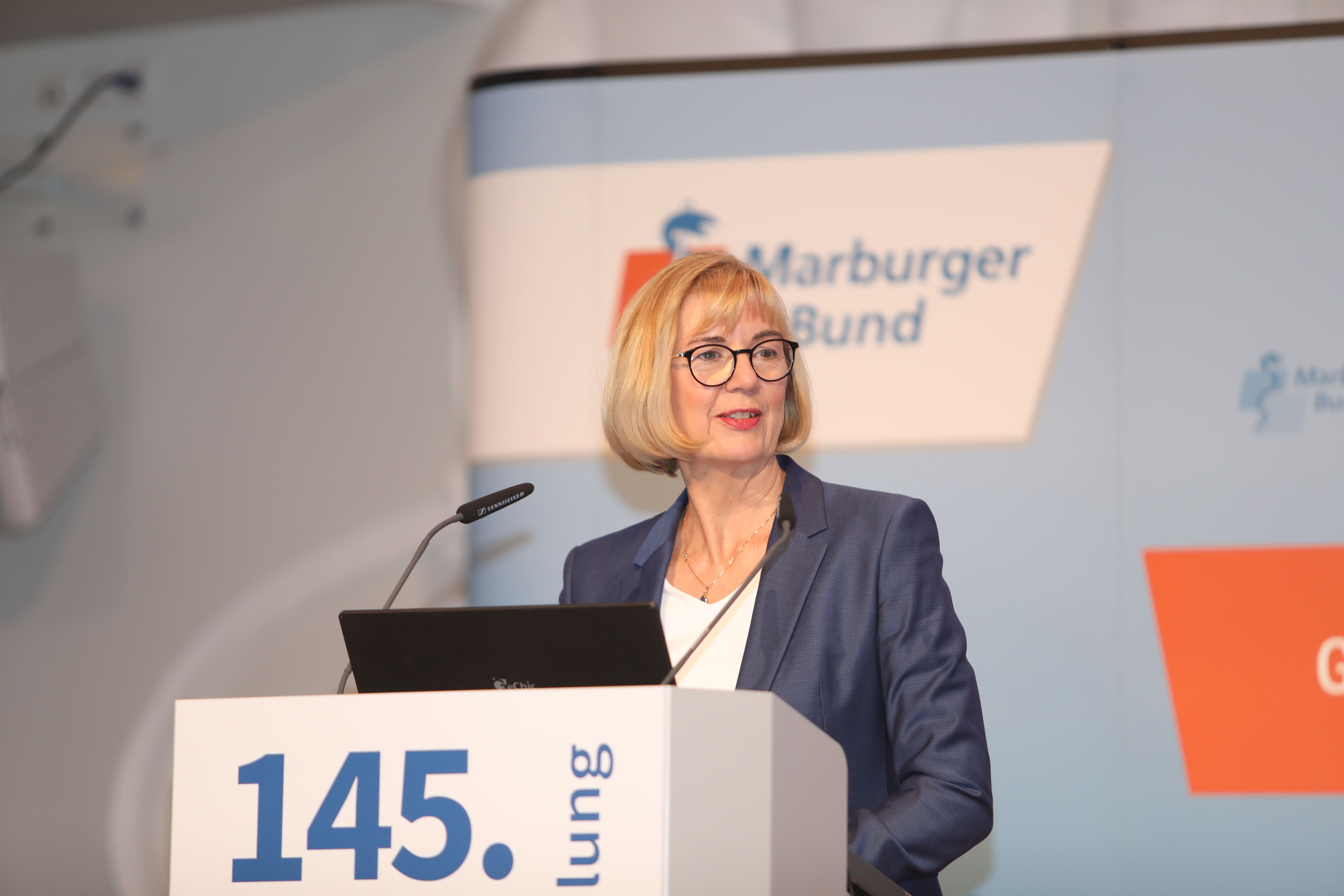 Mit deutlichen Positionierungen eröffnete Dr. med. Susanne Johna die 145. Hauptversammlung in Leipzig.