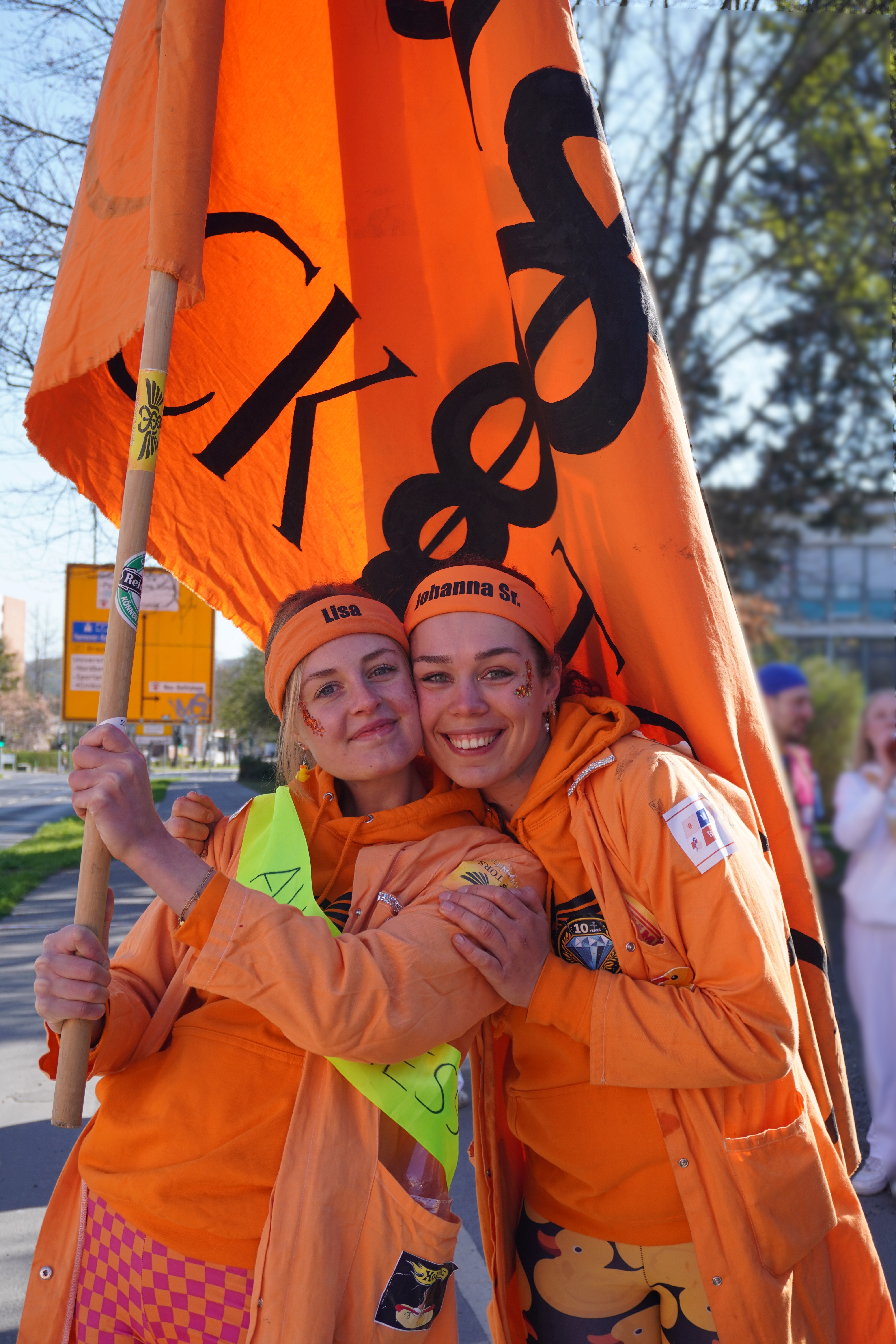 Die Ducktors in ihren orangenen Outfits heißen die Erstis willkommen. Danke für Euren Einsatz! Foto: Fachschaft “unabhängige Mediziner” / privat Die Ducktors in ihren orangenen Outfits heißen die Erstis willkommen. Danke für Euren Einsatz! Foto: Fachschaft “unabhängige Mediziner” / privat