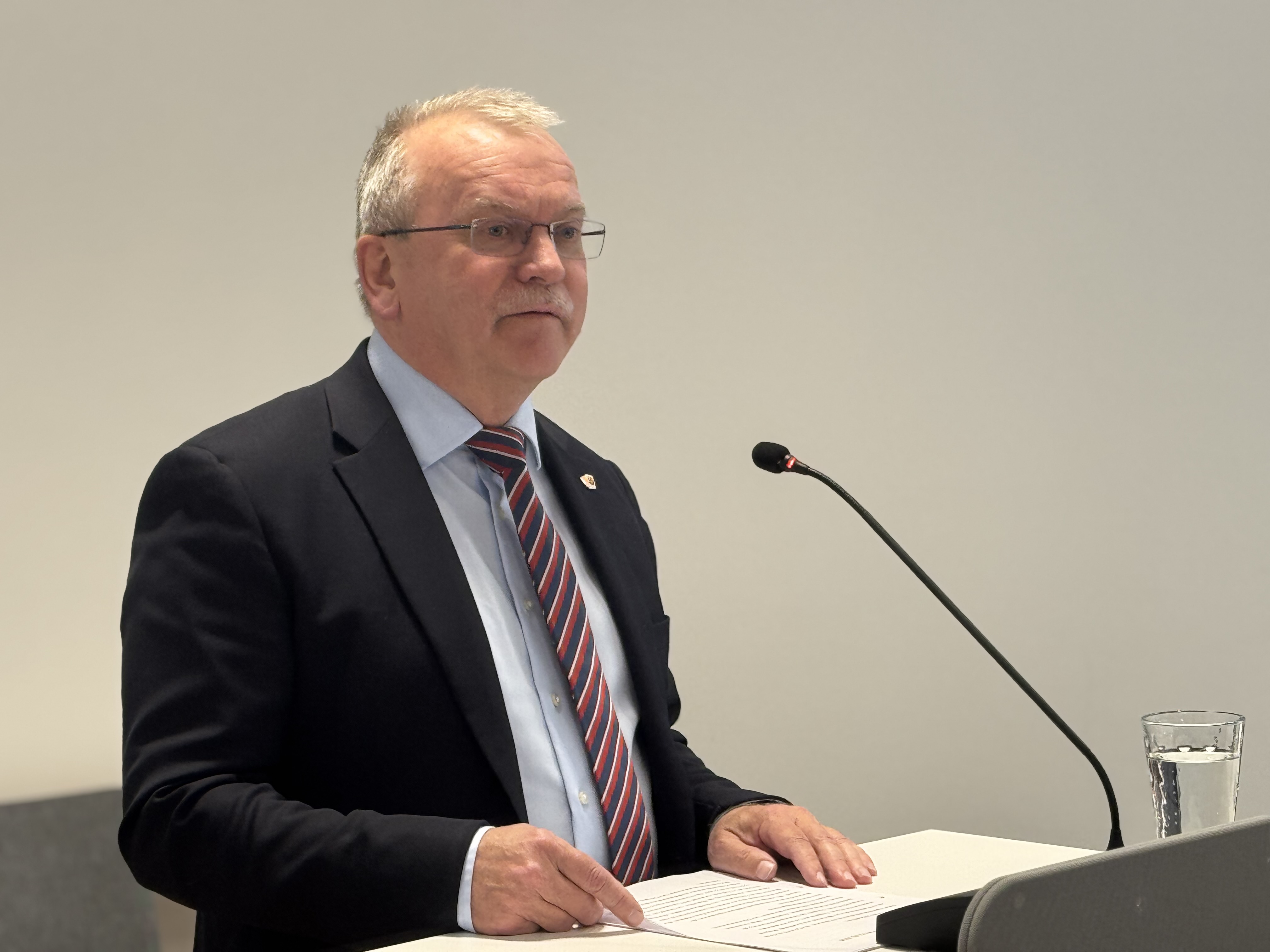Kammerpräsident Dr. Günther Matheis verwies auf zahlreiche drängende Probleme im Gesundheitswesen.