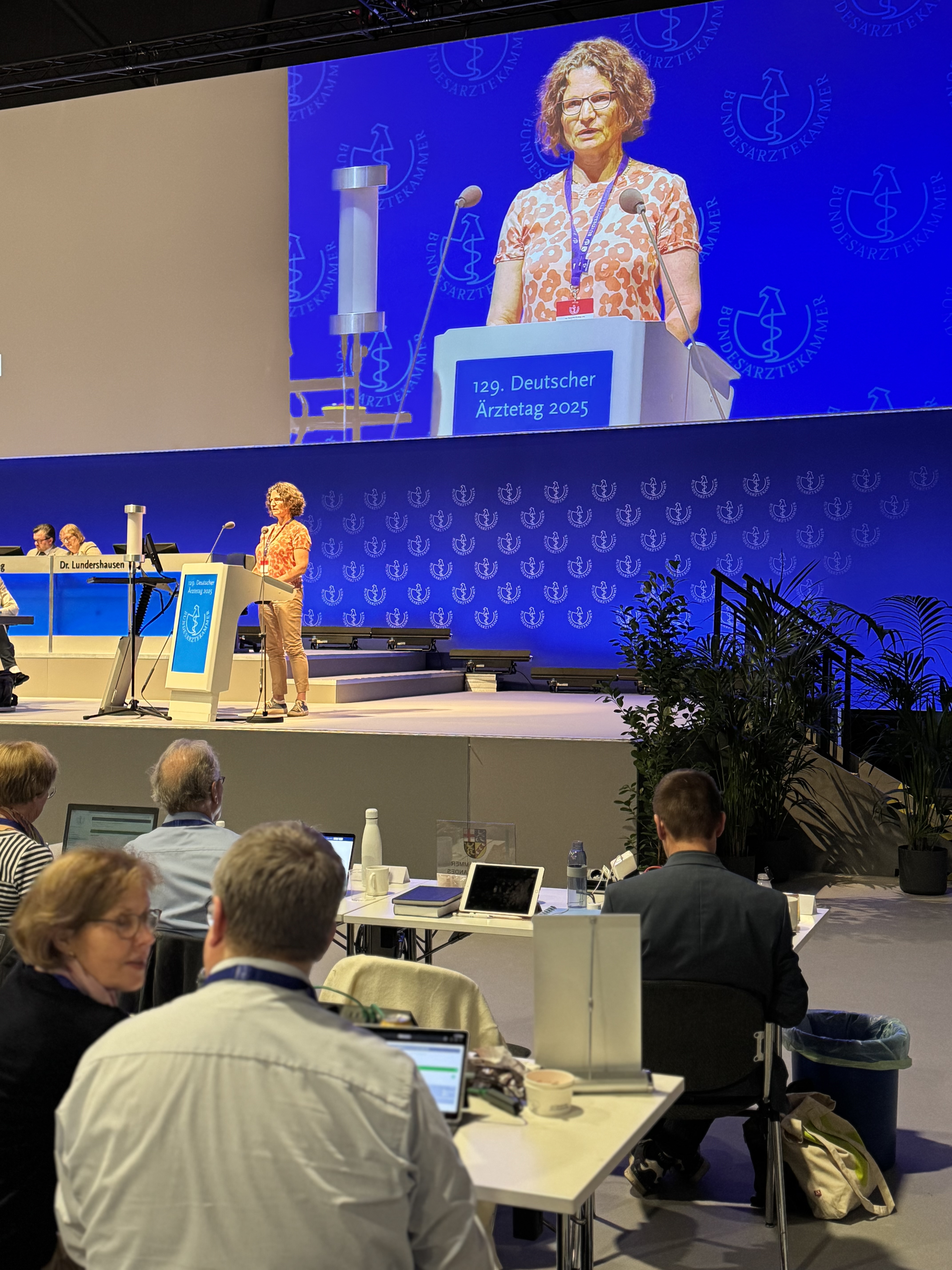 Dr. med. Lydia Berendes führte mit einem ausführlichen Referat in das Thema ein.