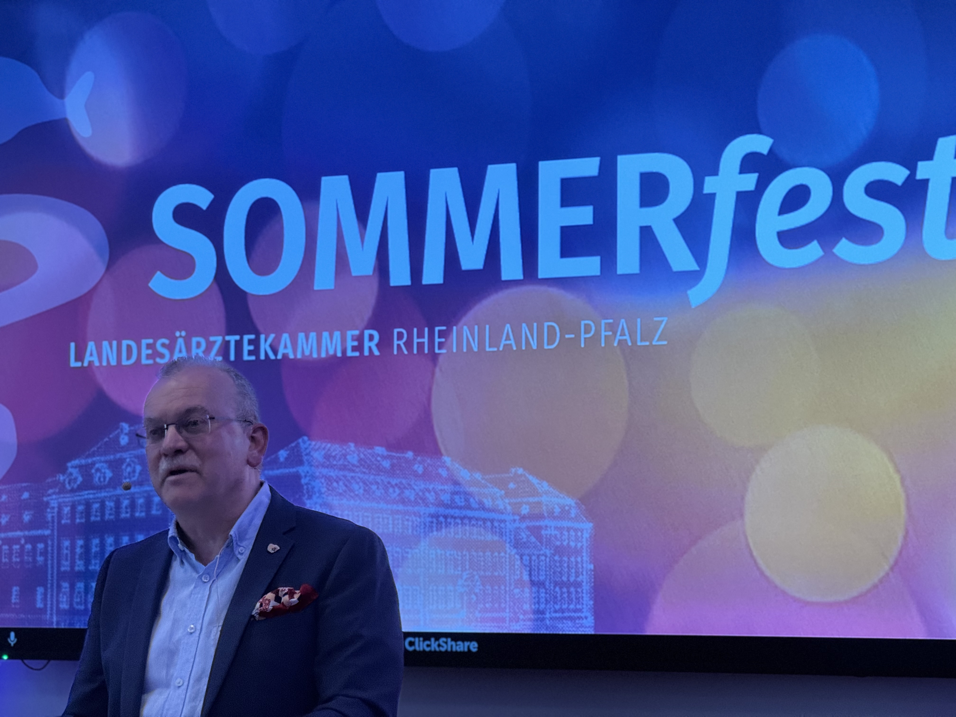 Dr. med. Günther Matheis begrüßte beim Sommerfest die Gäste erstmals im Eltzer Hof.