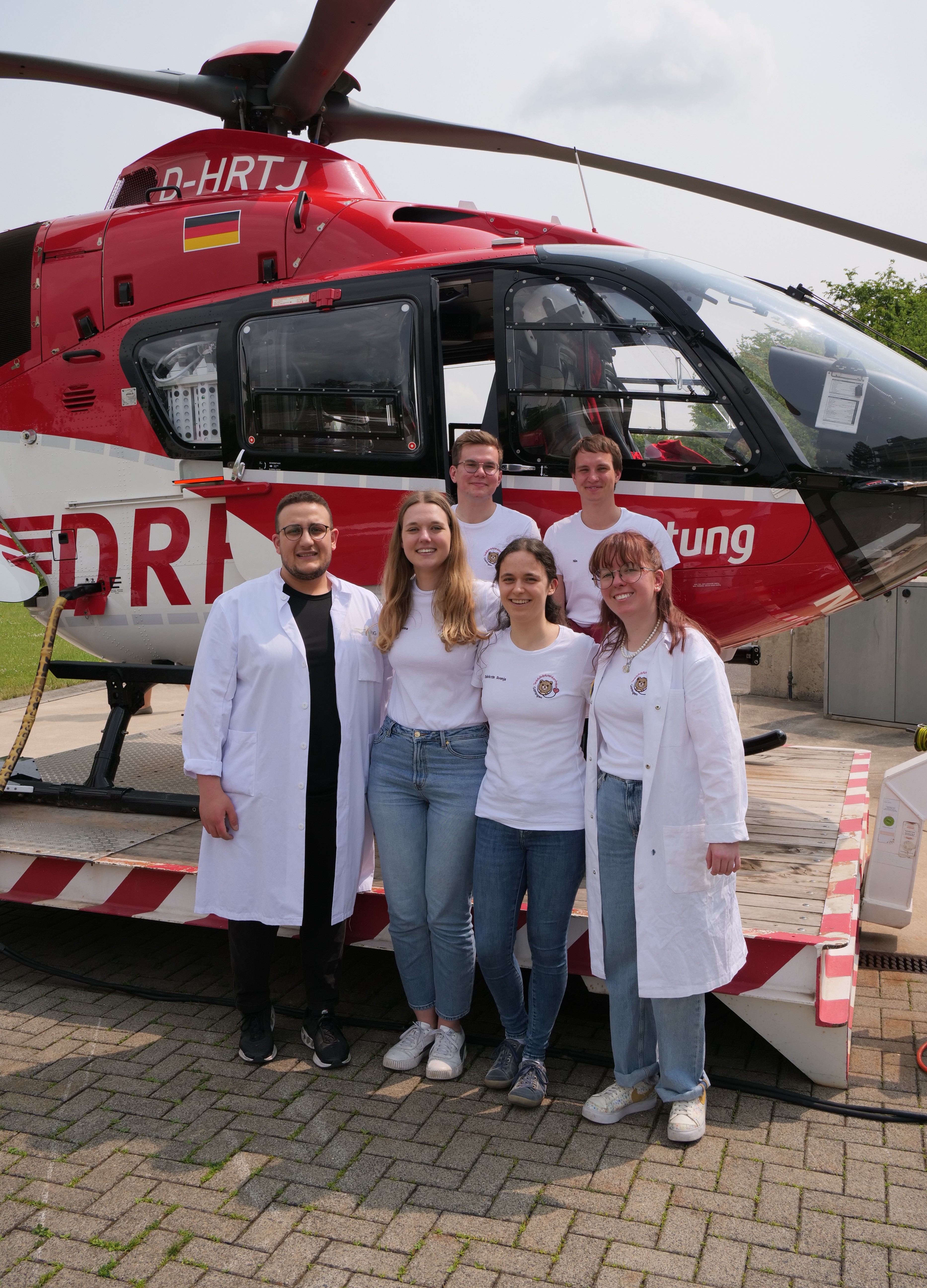 Die Teddydocs im Einsatz für Kinder und ihre Kuscheltiere. Hier vor dem Hubschrauber des DRF. Foto: TBK Göttingen
