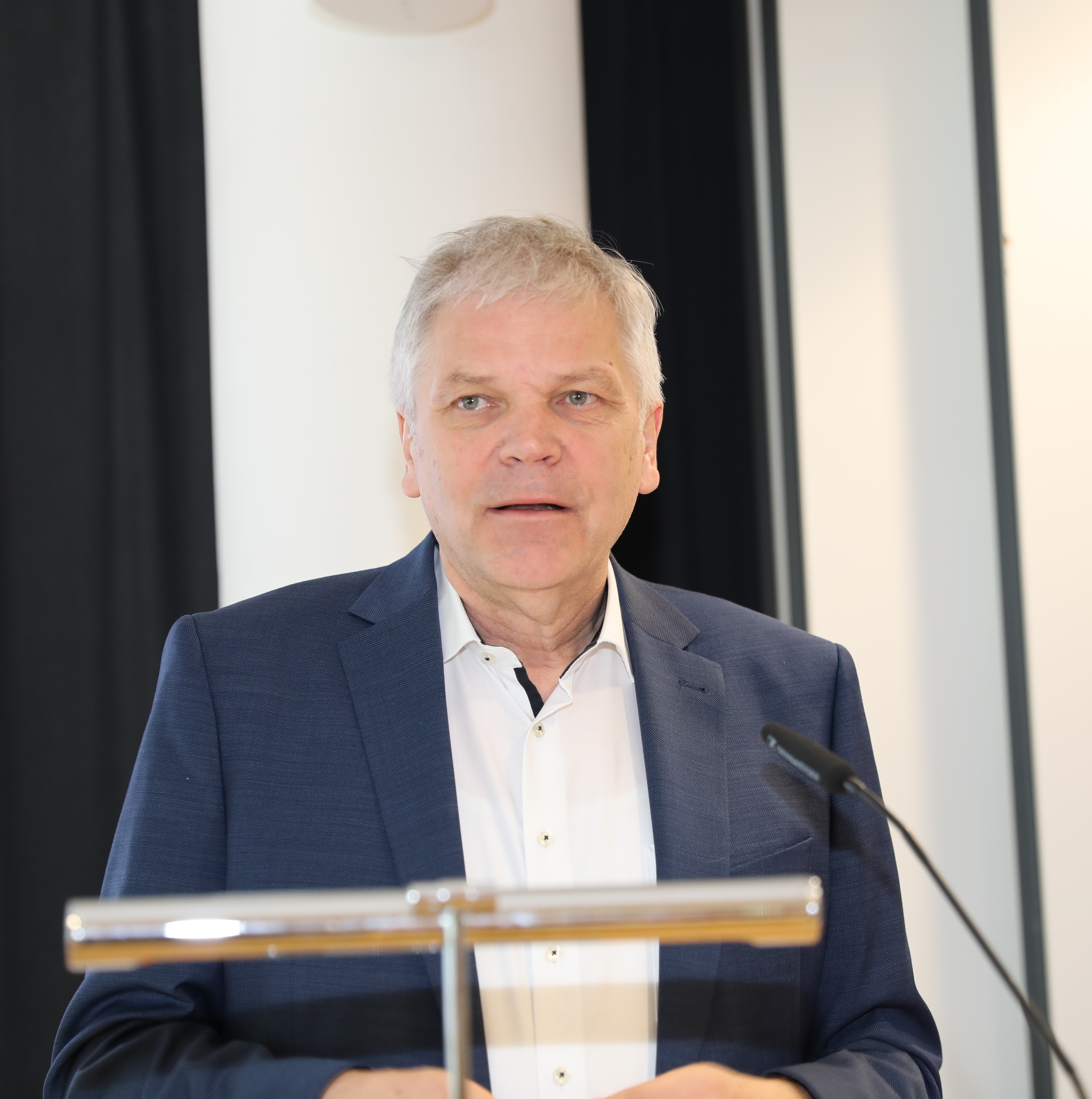 Kammerpräsident Dr. med. Hans Gehle erneut den Aufruf, denn bisher wurden die jahrelangen Forderungen nach mehr Studienplätze von der Politik weitgehend  überhört.