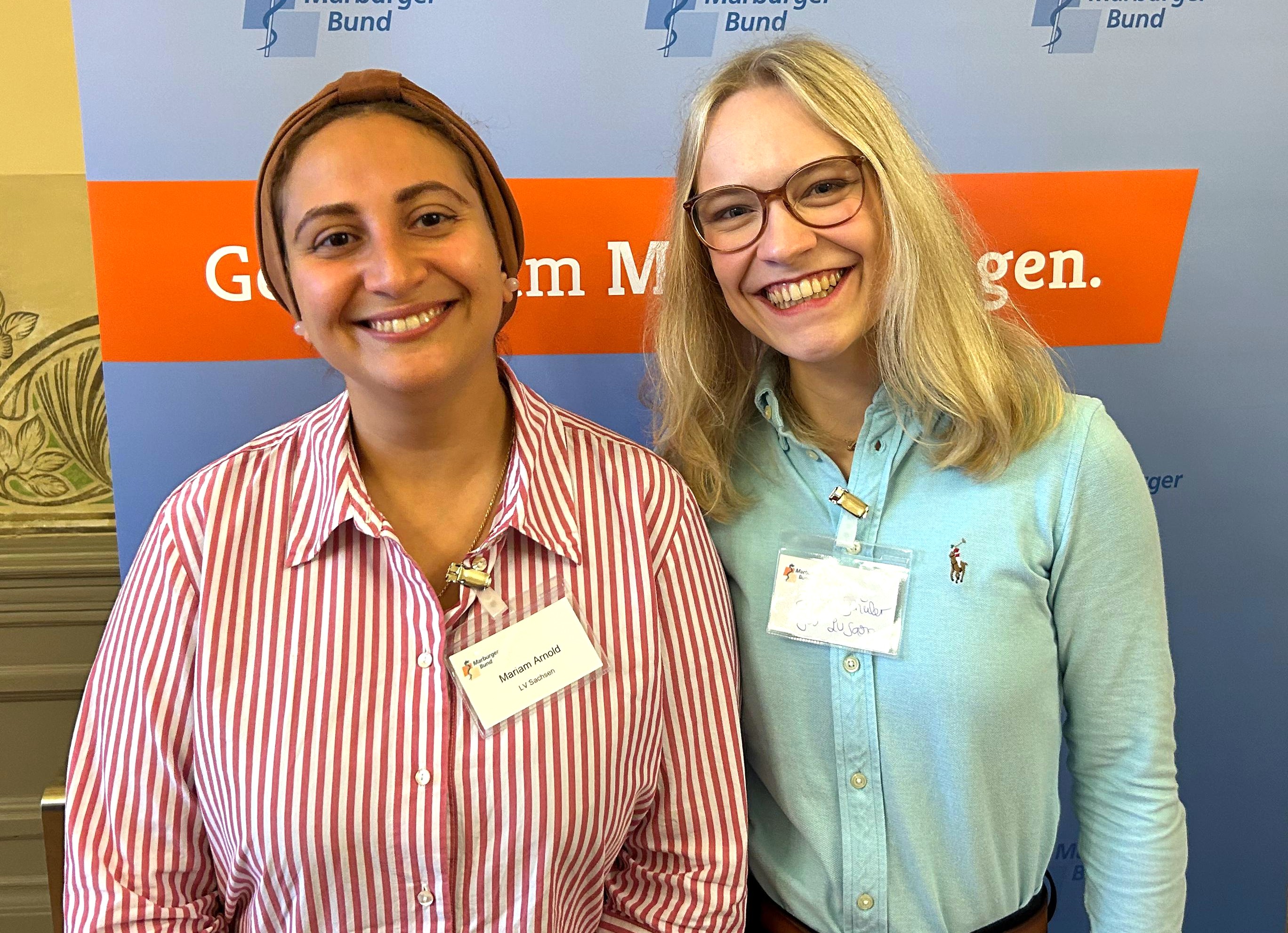 Mariam Arnold (l.) und Jette Schüler vertreten den MB Sachsen im Sprecherrat der Medizinstudierenden./Foto: MB