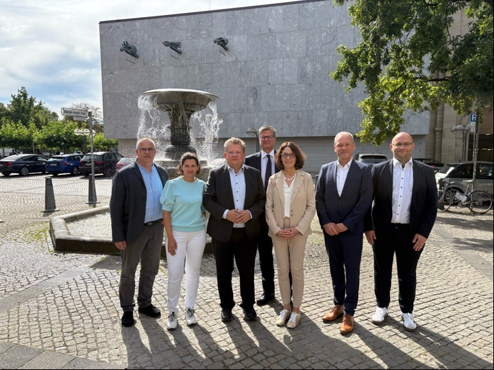 Gemeinsam gegen Gewalt: Hans Martin Wollenberg, erster Vorsitzender MB Niedersachsen, Katrin Stary, Abteilungsleiterin Gesundheit und Prävention im nds. Gesundheitsministerium, Dr. Andreas Philippi, nds. Gesundheitsminister, Mark Barjenbruch, Vorsitzender KVN, Dr. Marion Charlotte Renneberg, stellv. Präsidentin ÄKN, Helge Engelke, Direktor NKG, und Andreas Hammerschmidt, zweiter Vorsitzender MB Niedersachsen (v. l.). Foto: MS Gemeinsam gegen Gewalt: Hans Martin Wollenberg, erster Vorsitzender MB Niedersachsen, Katrin Stary, Abteilungsleiterin Gesundheit und Prävention im nds. Gesundheitsministerium, Dr. Andreas Philippi, nds. Gesundheitsminister, Mark Barjenbruch, Vorsitzender KVN, Dr. Marion Charlotte Renneberg, stellv. Präsidentin ÄKN, Helge Engelke, Direktor NKG, und Andreas Hammerschmidt, zweiter Vorsitzender MB Niedersachsen (v. l.). Foto: MS