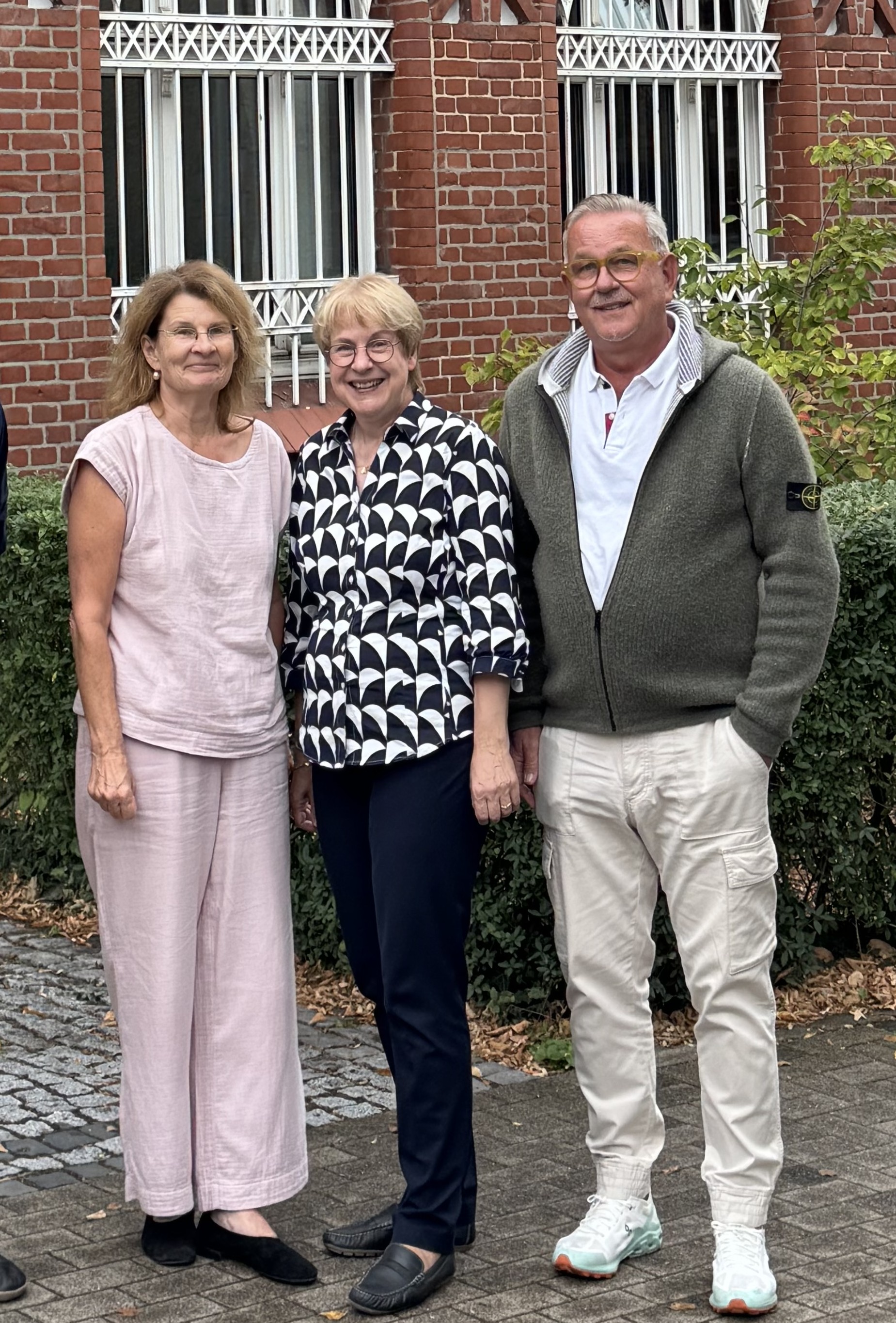 Die Bezirksvorsitzende Dr. med. Anne Bunte begrüße die beiden Referenten Prof. Dr. med. Claudia Hornberg und Dr. med. Hans-Ulrich Schröder.