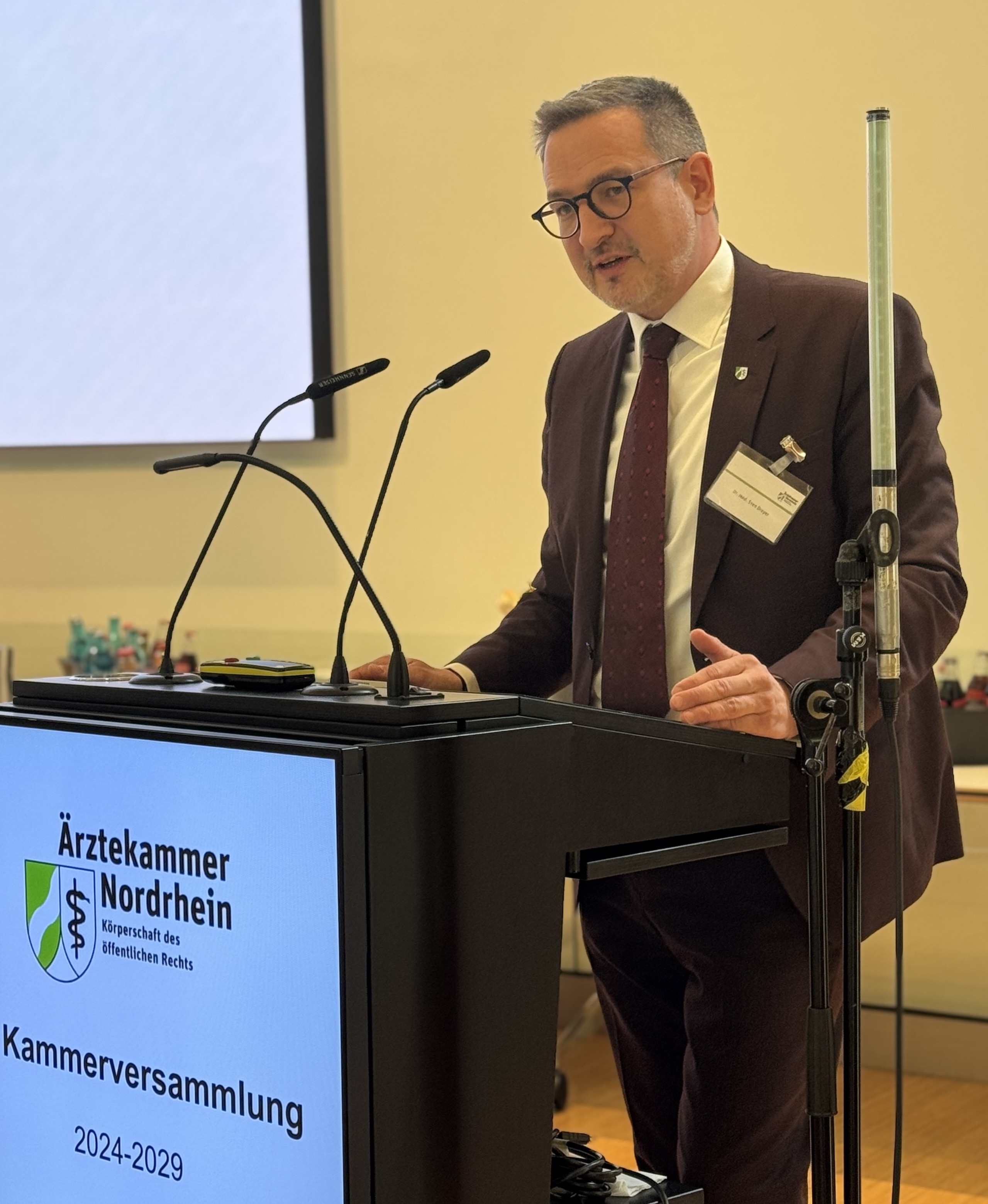 Kammerpräsident Dr . med. Sven Dreyer forderte u.a. eine bessere Vernetzung der Kliniken bei der ärztlichen Weiterbildung.