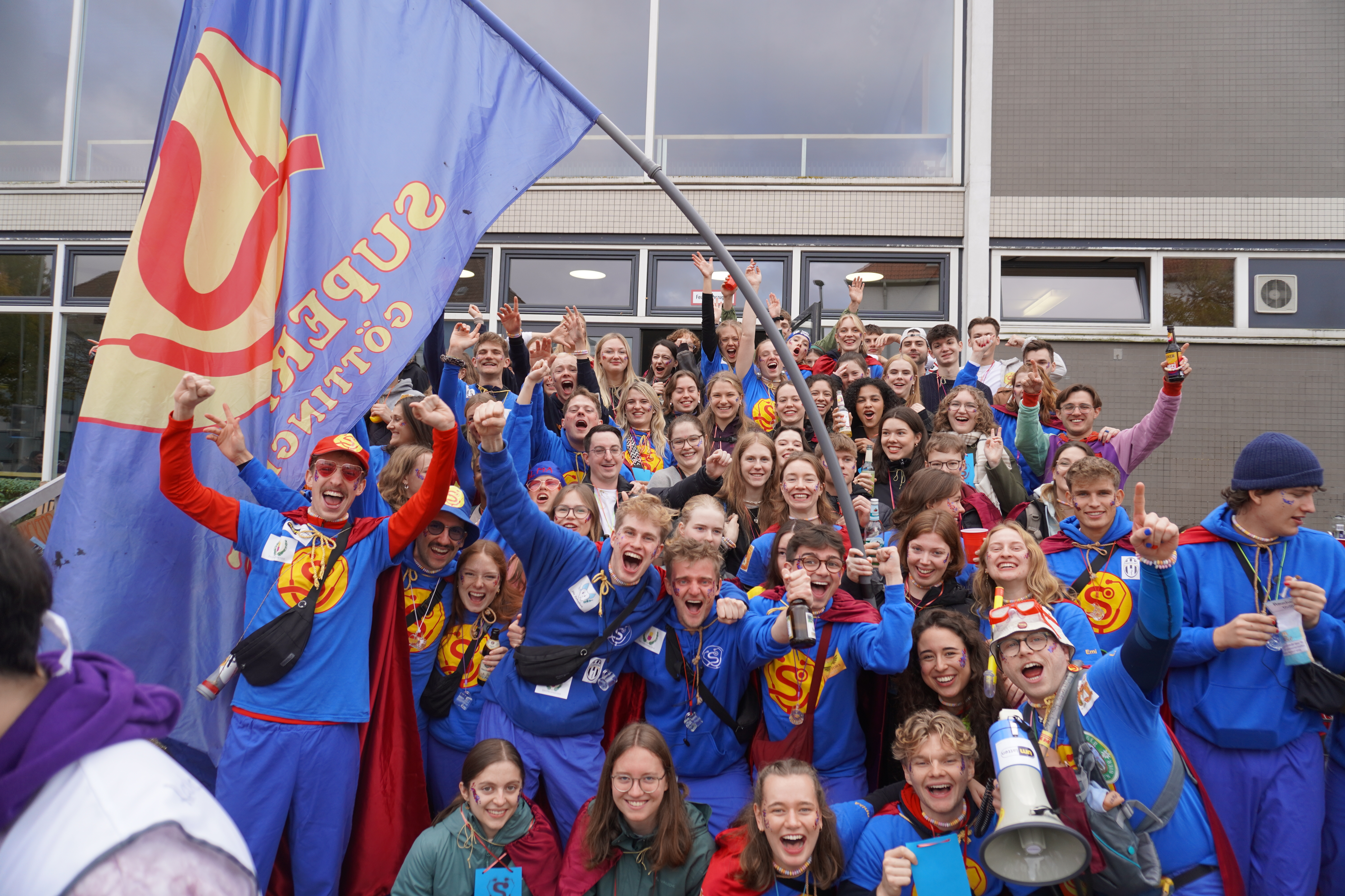 Unverkennbar: Die Supermeds und "ihre" Erstis im Superhelden-Look. Foto: privat