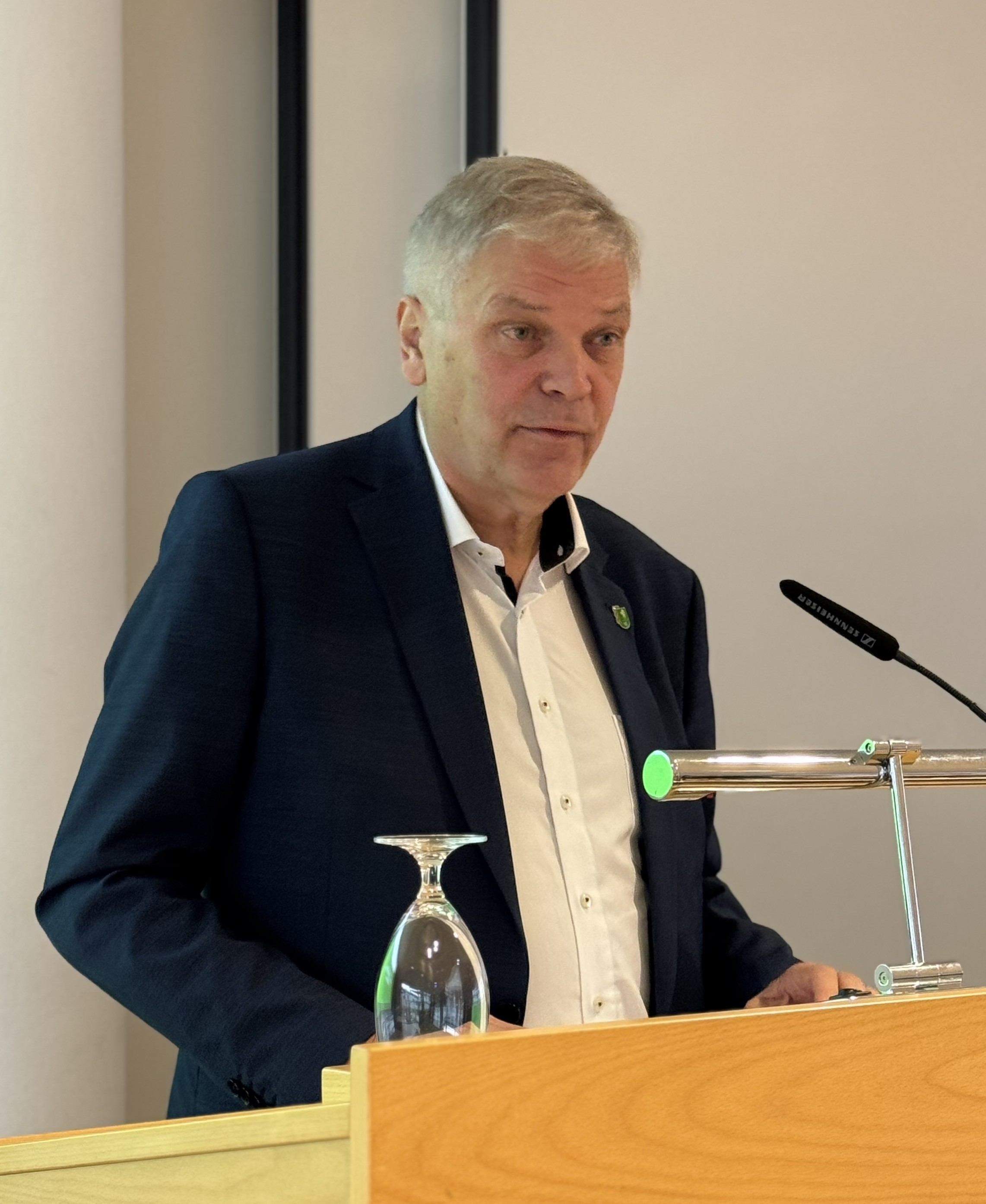 ÄKWL-Präsident Dr. med. Hans-Albert Gehle lobte den großartigen Beitrag ausländischer Ärztinnen und Ärzte für die medizinische Versorgung hierzulande.