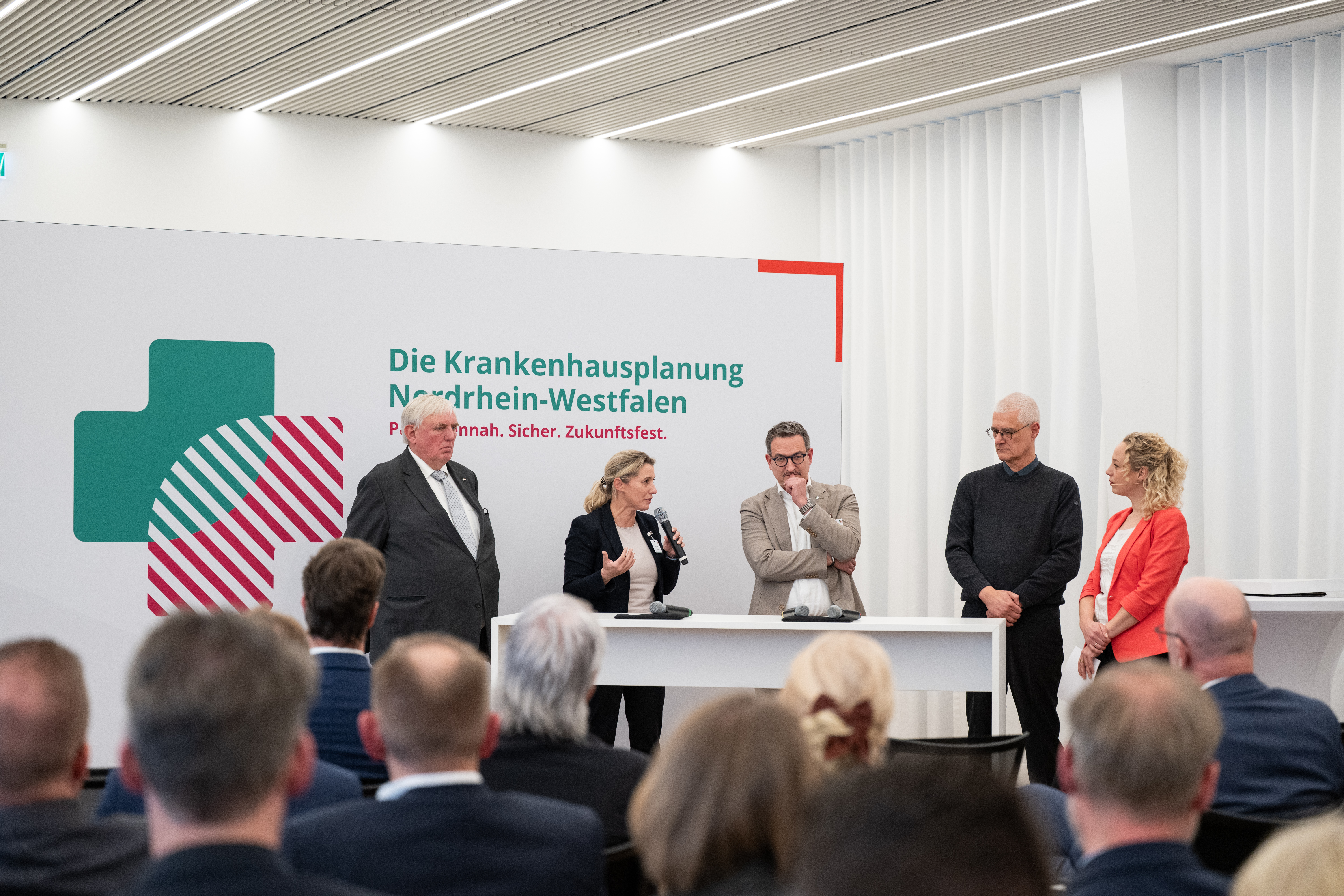Minister Laumann (lks.) erläuterte - im Beisein des nordrheinischen Kammerpräsidenten Dr. med. Sven Dreyer (M.), bei der Übergabe der Förderbescheide in Düsseldorf die Einzelförderung in NRW.