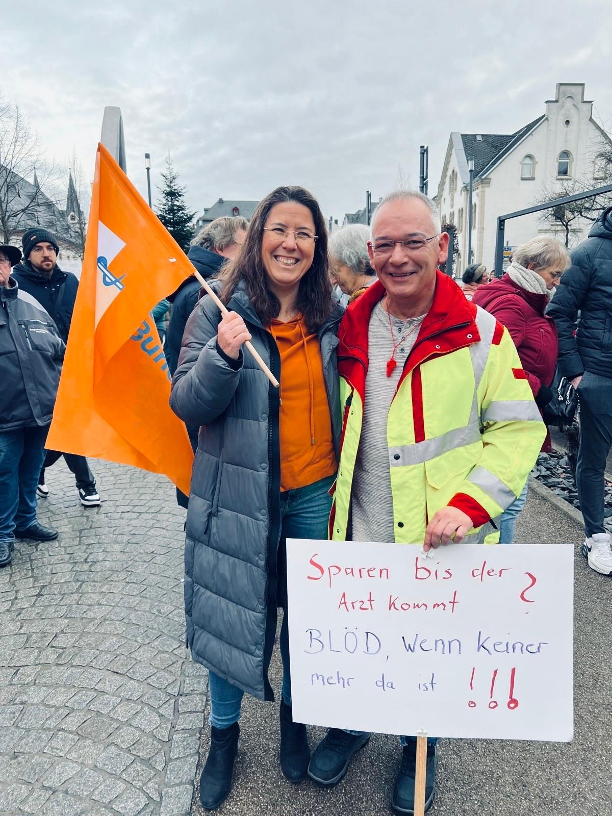 Bei dem gemeinsamen Protest in Boppard war auch die Vorsitzende des MB-Bezirks Rheinhessen, Dr. med. Sonja Dörr dabei, hier mit Dr. med. Frank Knitz.
