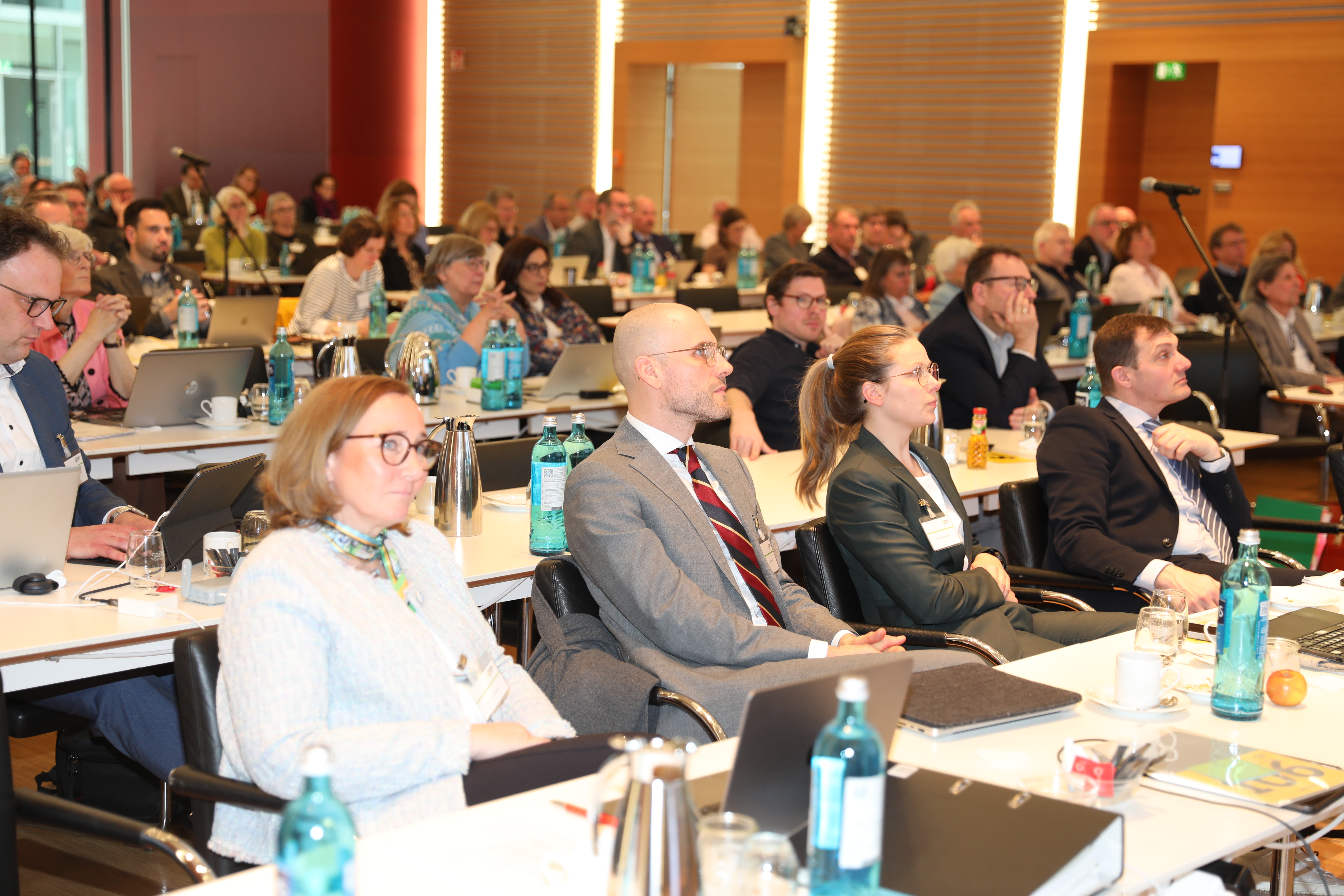 Die 60 Delegierten des Marburger Bundes in der 120-köpfigen Kammerversammlung der Ärztekammer Nordrhein verfolgten den Lagebericht des Präsidenten Dr. med. Sven Dreyer aufmerksam und brachten im Anschluss zahlreiche Anträge ein.    