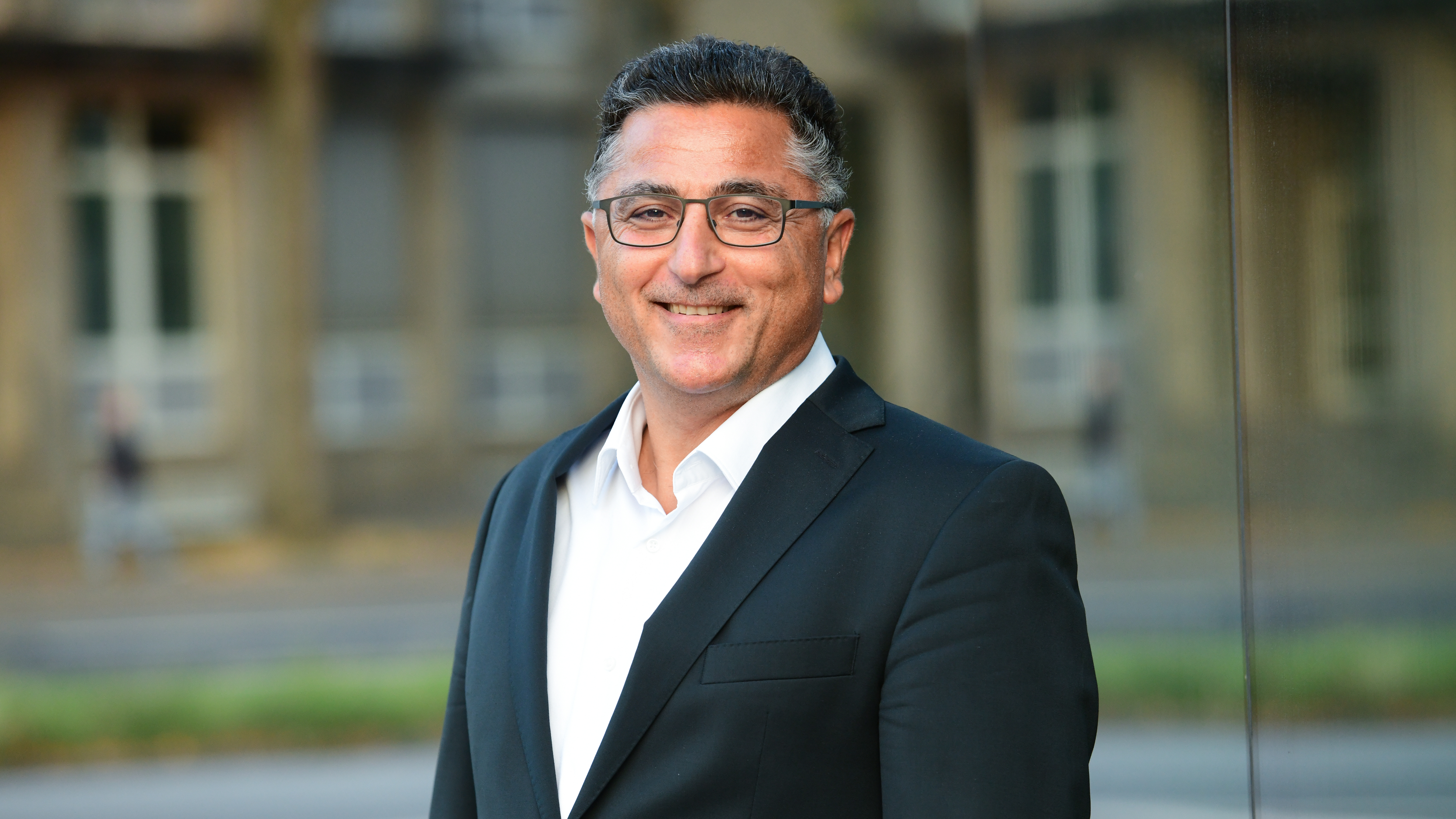 Dr. Mustafa Yilmaz, langjähriger Gesundheitsamtsleiter und derzeit Leiter der Stabsstelle Lehr- und Forschungsgesundheitsamt der Region Hannover, spricht im Interview zum Tag des Gesundheitsamtes über „Vielfalt für Gesundheit“. Er ist zudem Mitglied im Vorstand des Marburger Bundes Niedersachsen. Foto: Nancy Heusel