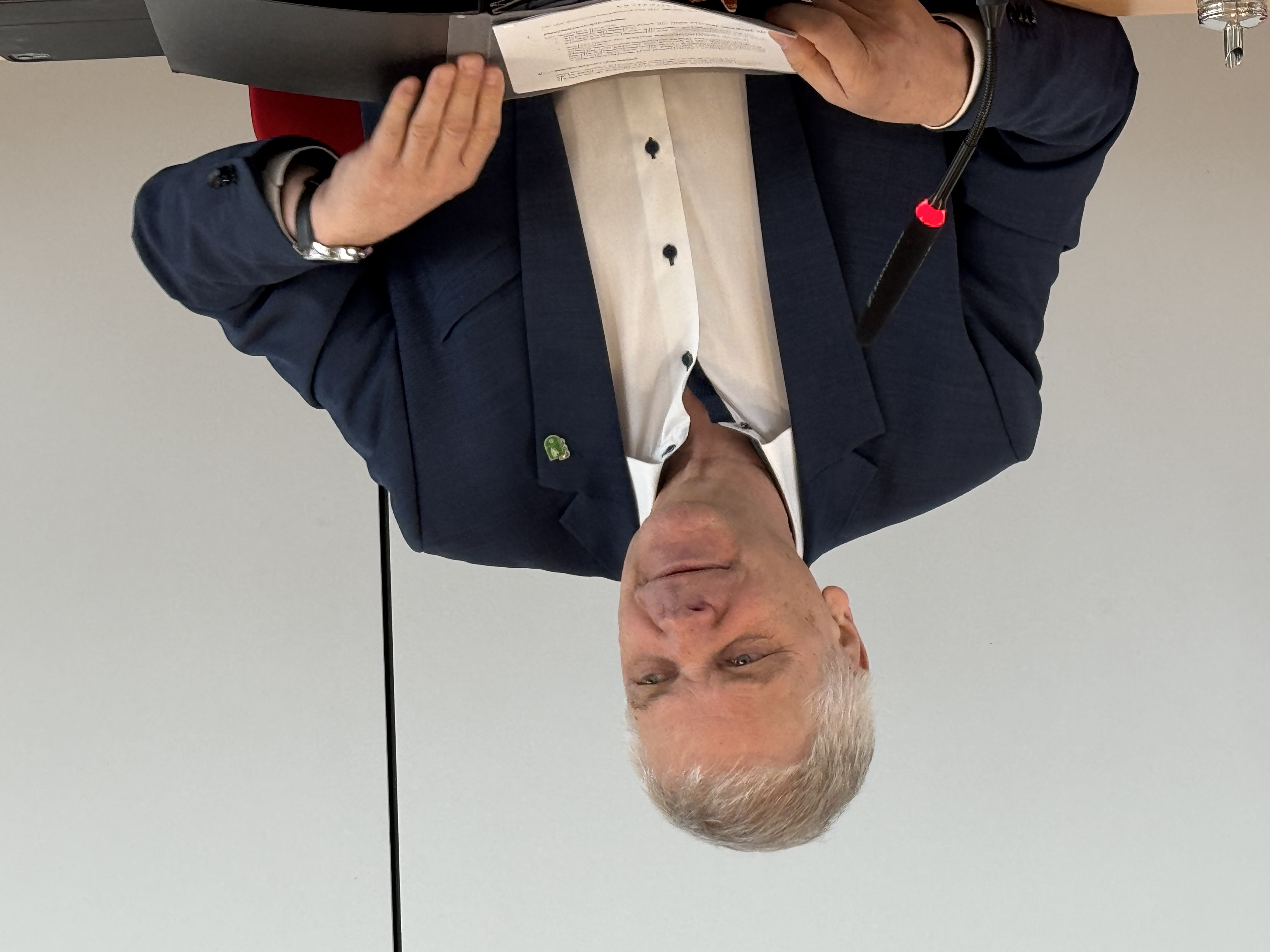 Kammerpräsident Dr. med. Hans-Albert Gehle empfiehlt wissenschaftliche Studienergebnisse für die Diskussion über Altersbeschränkungen von Social Media. 