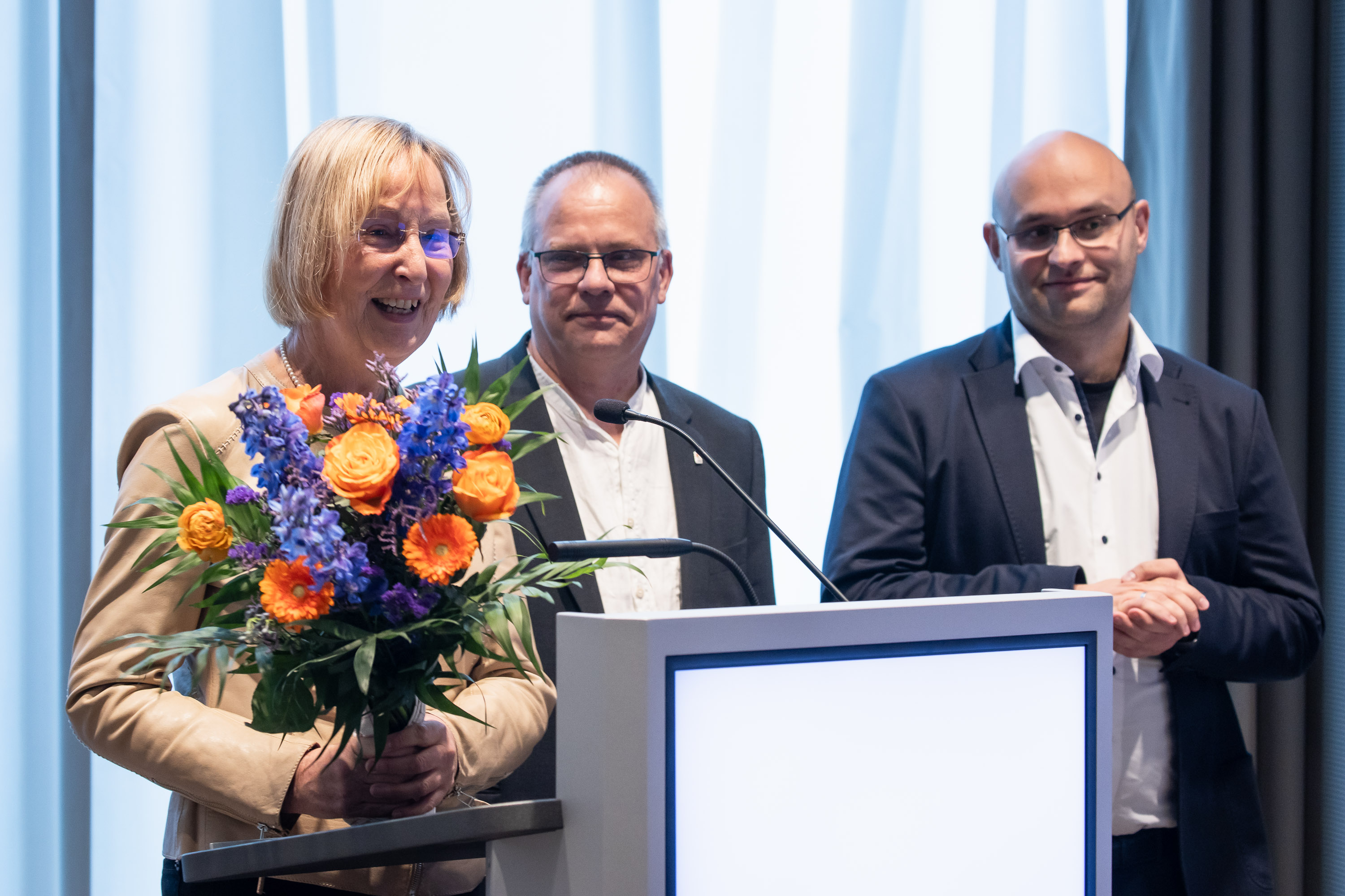 Ein besonderer Moment: die Ernennung von Dr. Martina Wenker zum Ehrenmitglied des MB Niedersachsen. Foto: Helge Krückeberg 