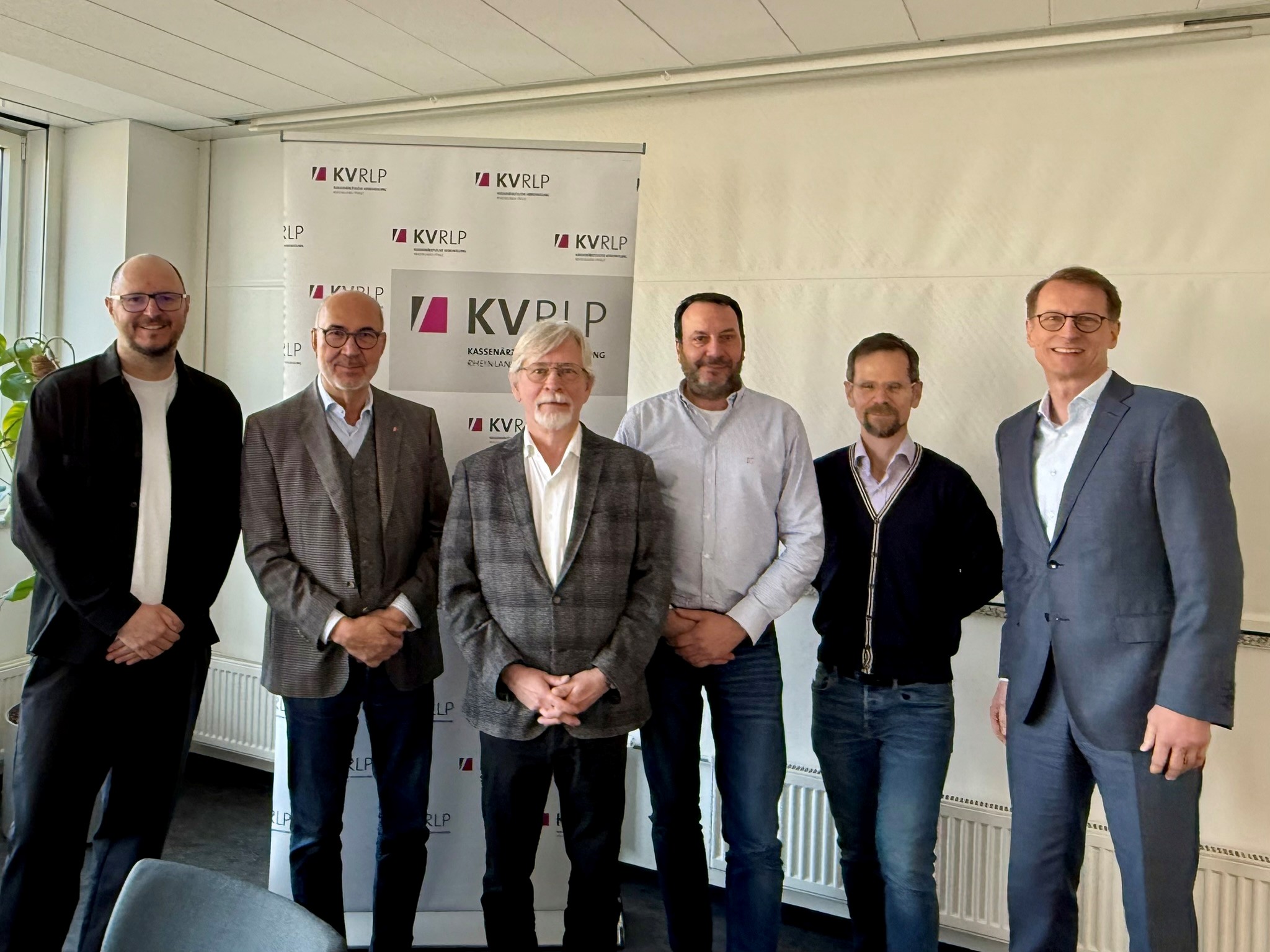 Dr. med. Karlheinz Kurfeß (3.v.lks.) begrüßte die Gäste in der KVRLP-Veranstaltung zum Strukturwandel in der ambulanten Medizin, darunter den Geschäftsführer des Marburger Bundes NRW/RLP, Ingolf Schumacher.