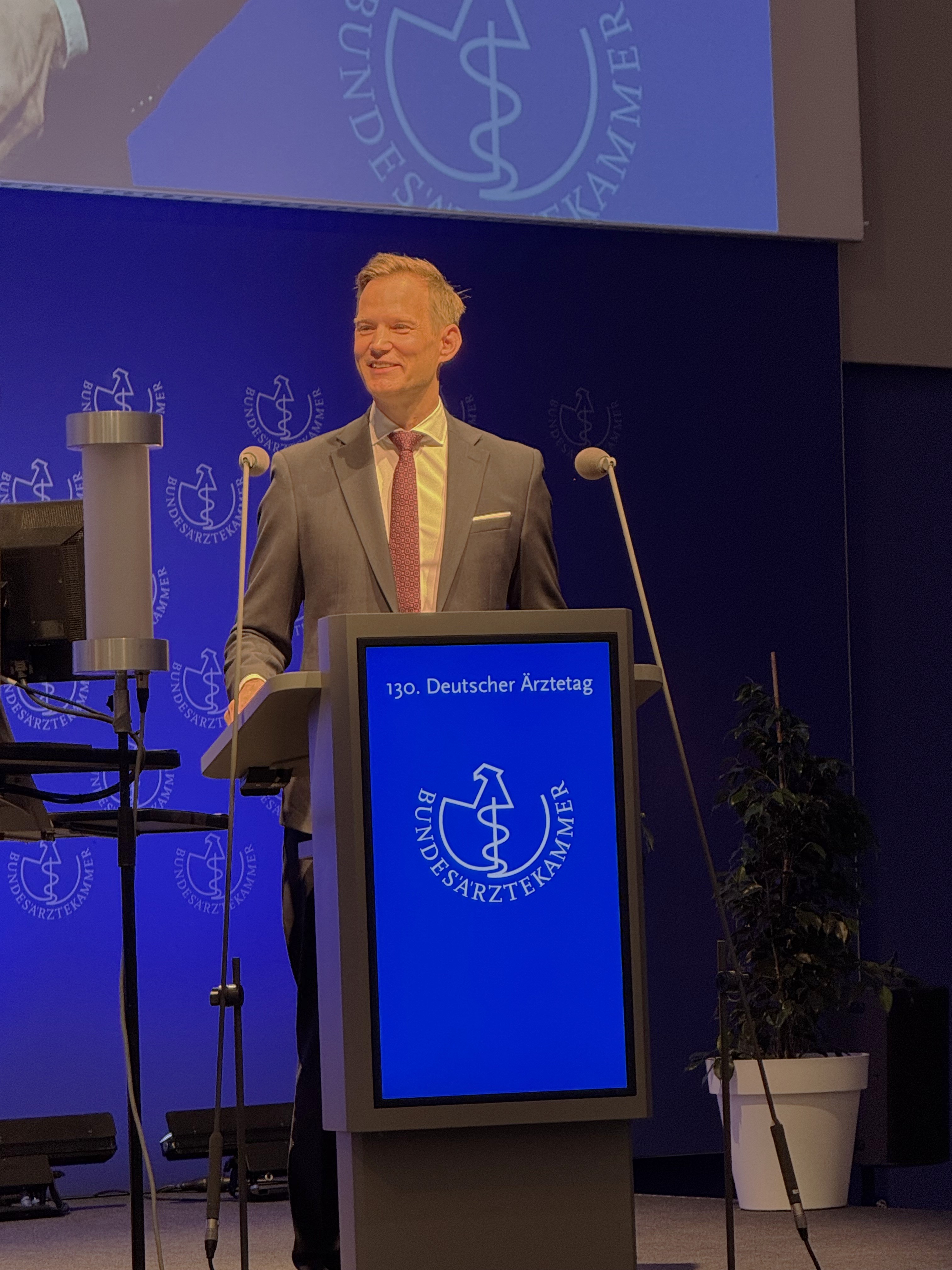 Prof. Dr. med. Henrik Streeck fordert einen radikalen Systemwechsel in der Suchtmedizin.