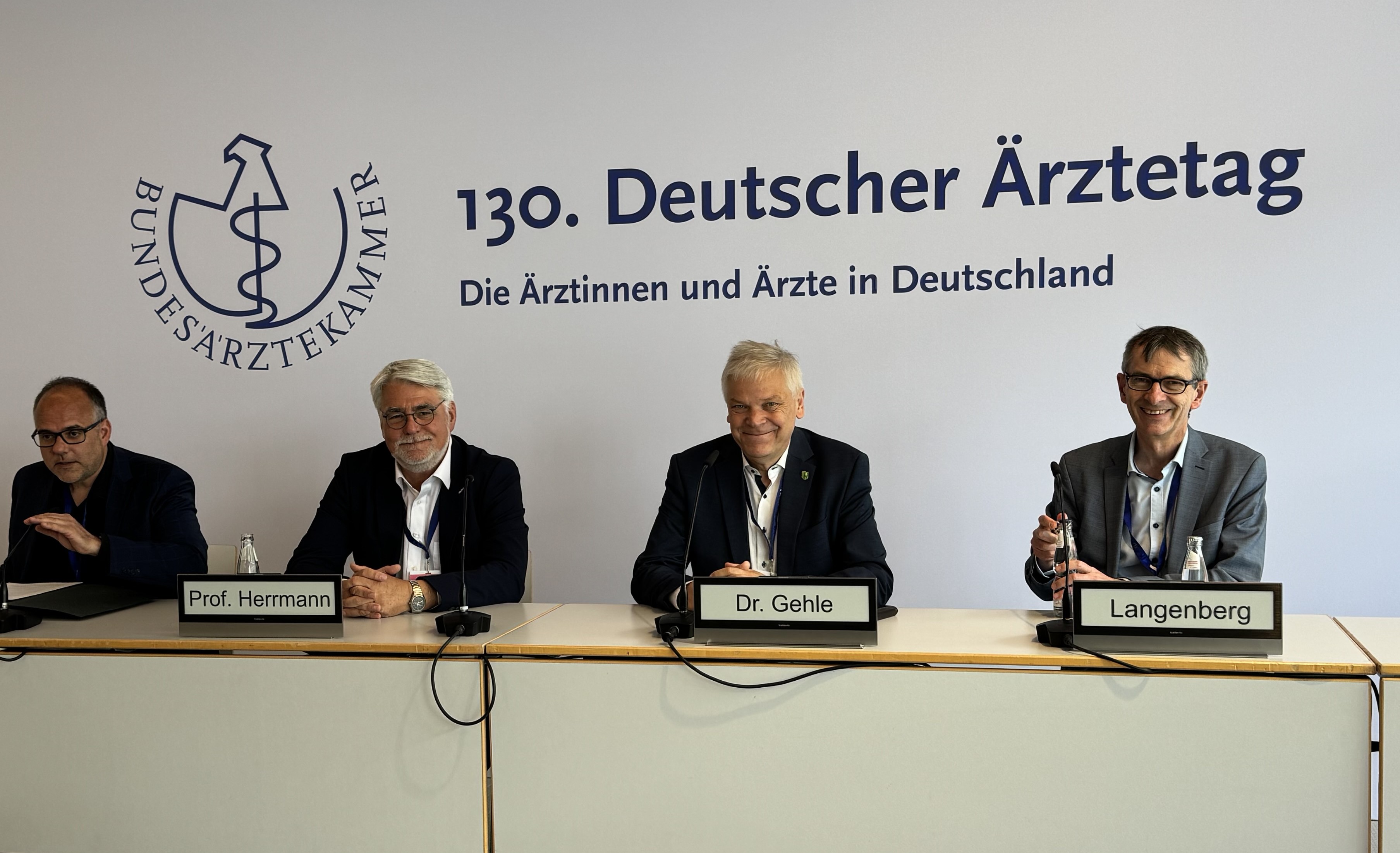 Prof. Dr. med. Henrik Herrmann (2.v.lks.) und Dr. med. Johannes Gehle (2.v.re.) erklärten die Weiterentwicklung der ärztlichen Weiterbildung.