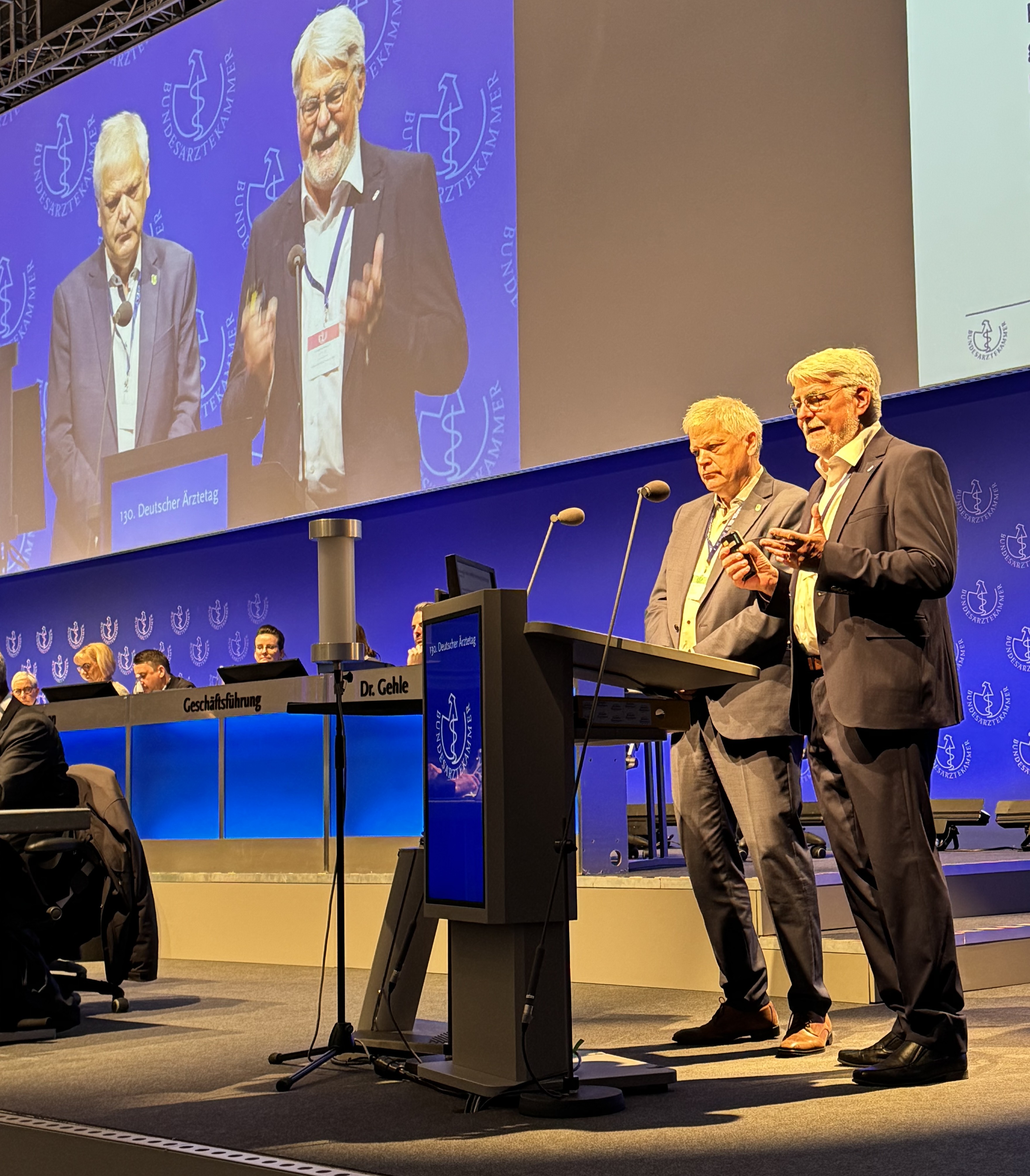 Dr. med. Hans-Albert Gehle (lks.) und Prof. Dr. med. Henrik Herrmann erläuterten vor der Abstimmung die anstehenden Änderungen in der ärztlichen Weiterbildung. 