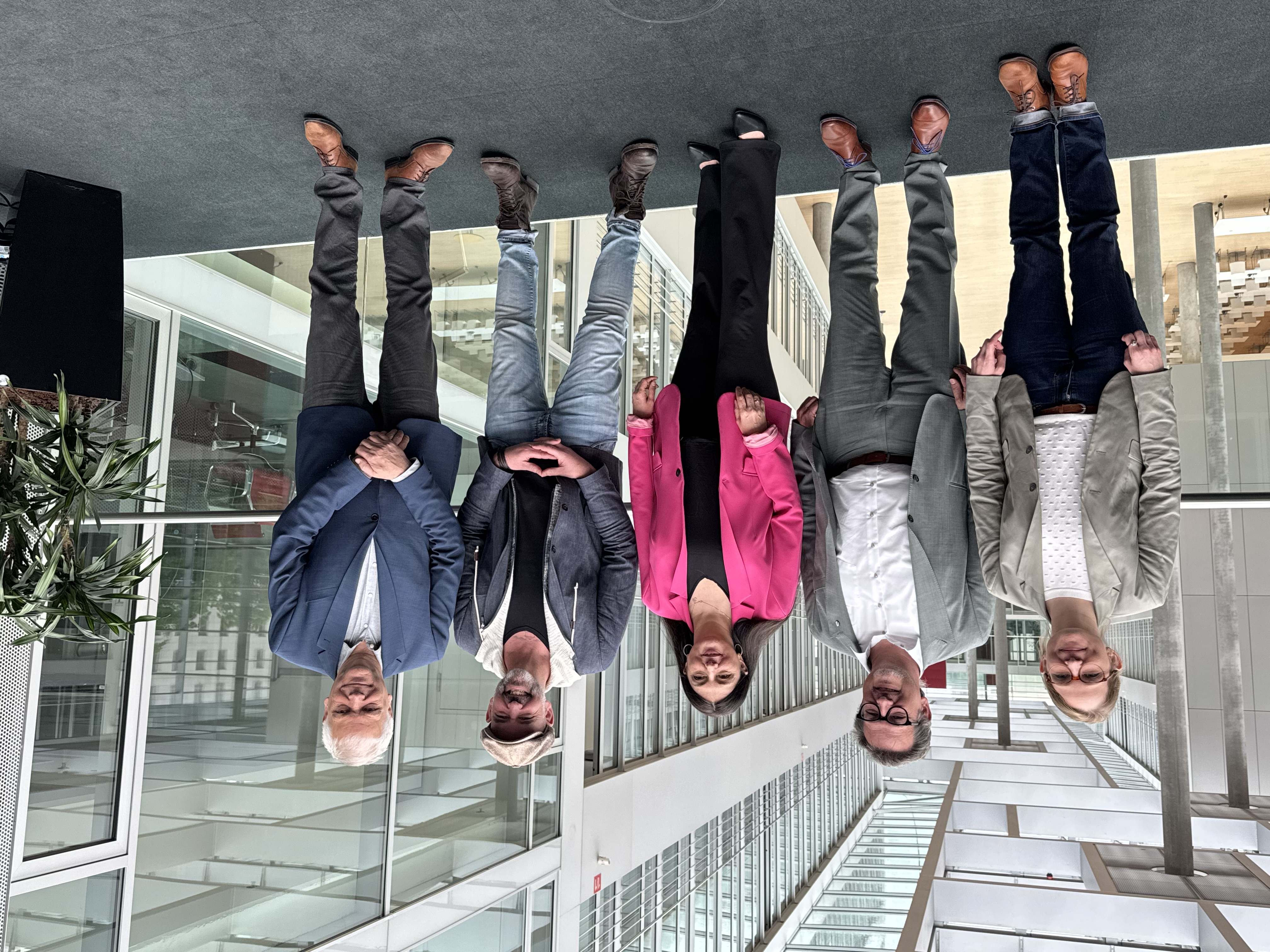 Die Jury des neuen Medfluencer-Preises: Stephanie Weltmann (v.lks.), Dr. med. Sven Dreyer, Meral Thomas, Dr. med. Heinz-Wilhelm Esser und Dr. med. Hans-Albert Gehle. Nicht im Bild: Dr. med. Nibras Naami.