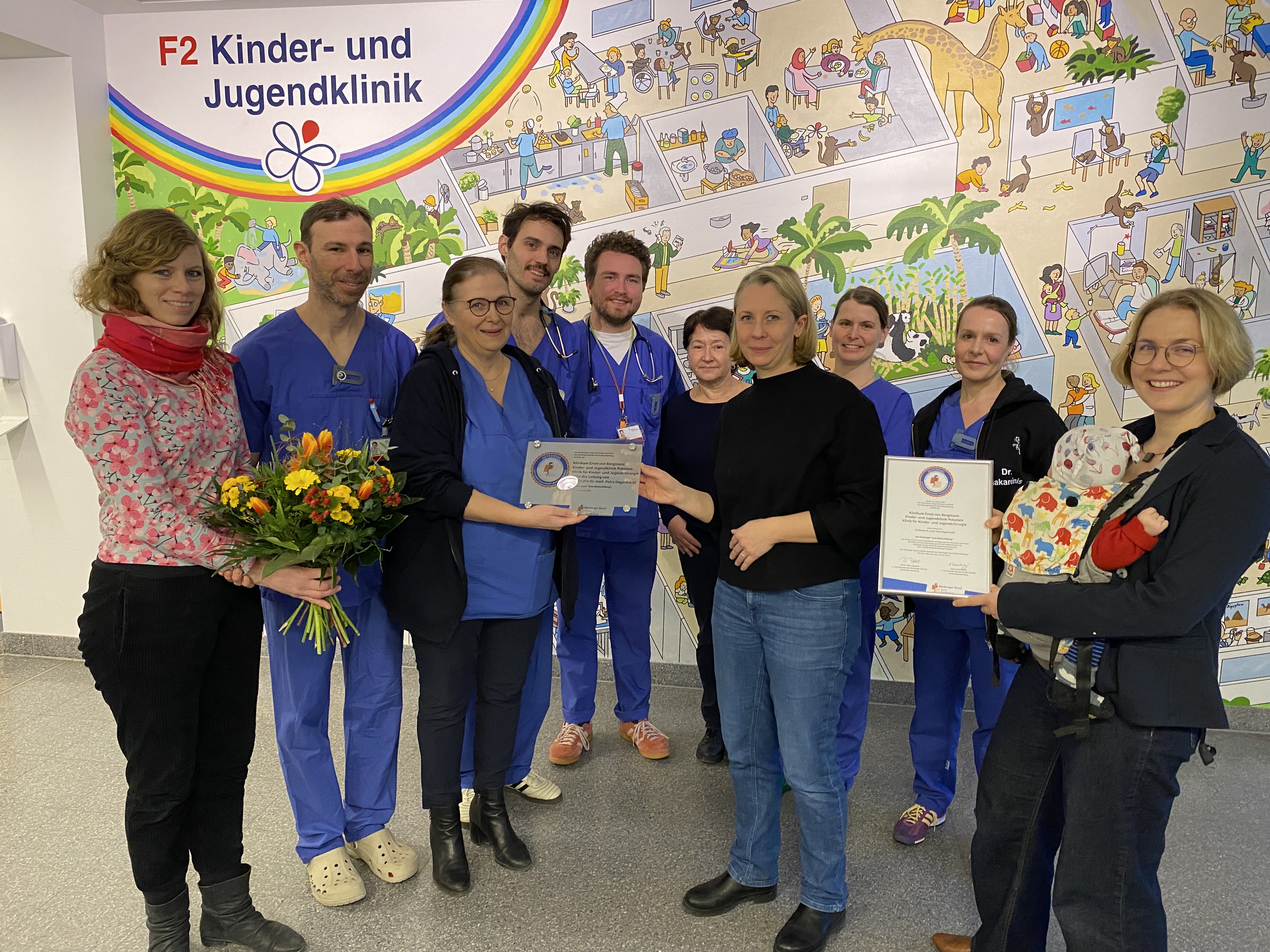MB-Arbeitskreis mit Dr. med. Petra Degenhardt, Ärztliche Direktorin und Chefärztin (Mitte links), und dem Team der Kinder- und Jugendchirurgie.