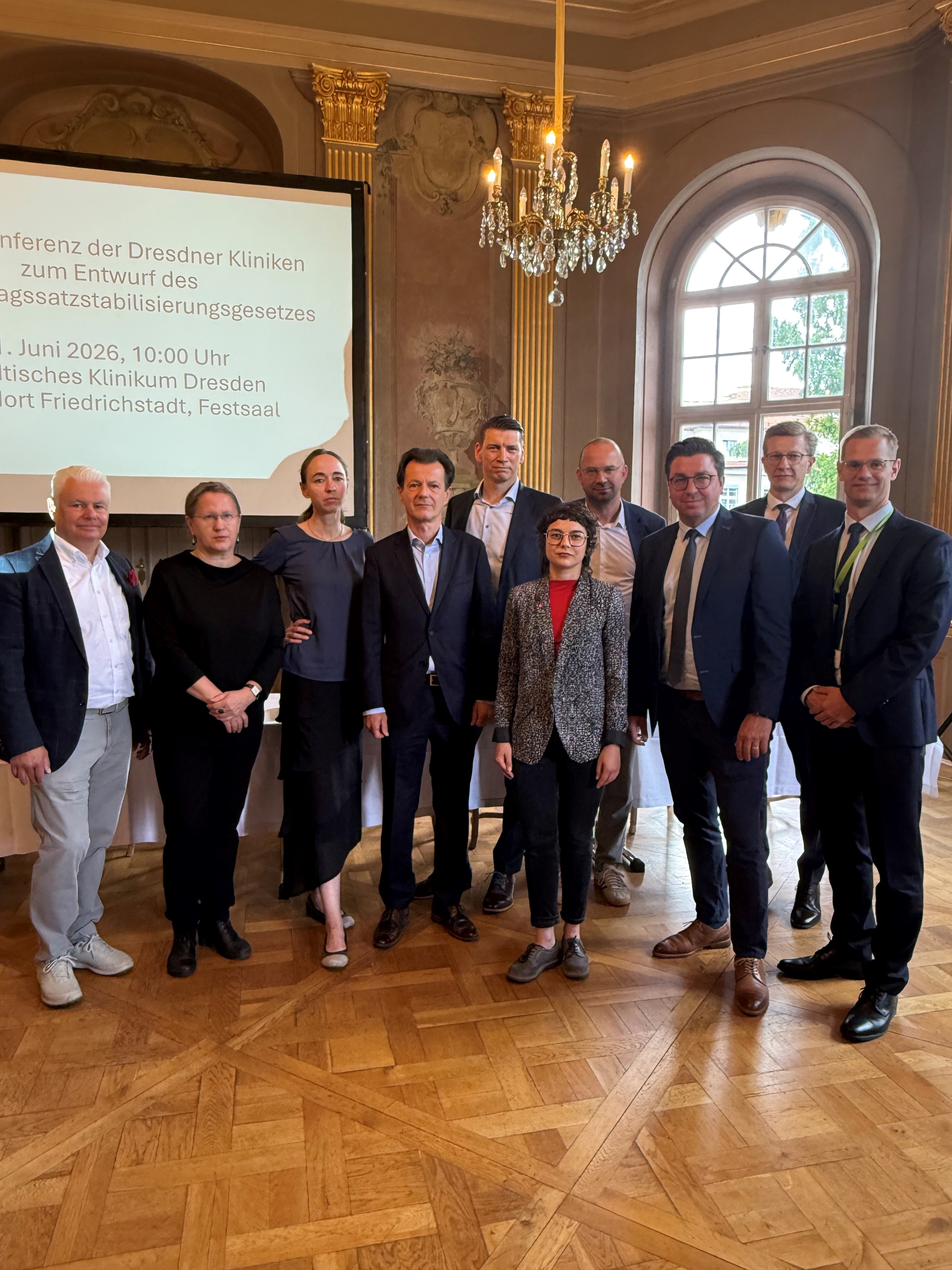 (v.l.n.r.) Dr. Sven Langner, Krankenhausgesellschaft; Kerstin Maschoty, St.-Marien-Krankenhaus;  Dr. Kristin Klaudia Kaufmann, Sozialbürgermeisterin LHDD;  Janko Haft, Universitätsklinikum Dresden;  Dirk Köcher, Städtisches Klinikum Dresden; Nora Glaser, ver.di; Michael Junge, Sächsischer Pflegerat; Hasan Akgün. Diakonissenanstalt; Oliver Wehner, Herzzentrum; Viktor Helmers, St. Joseph-Stift