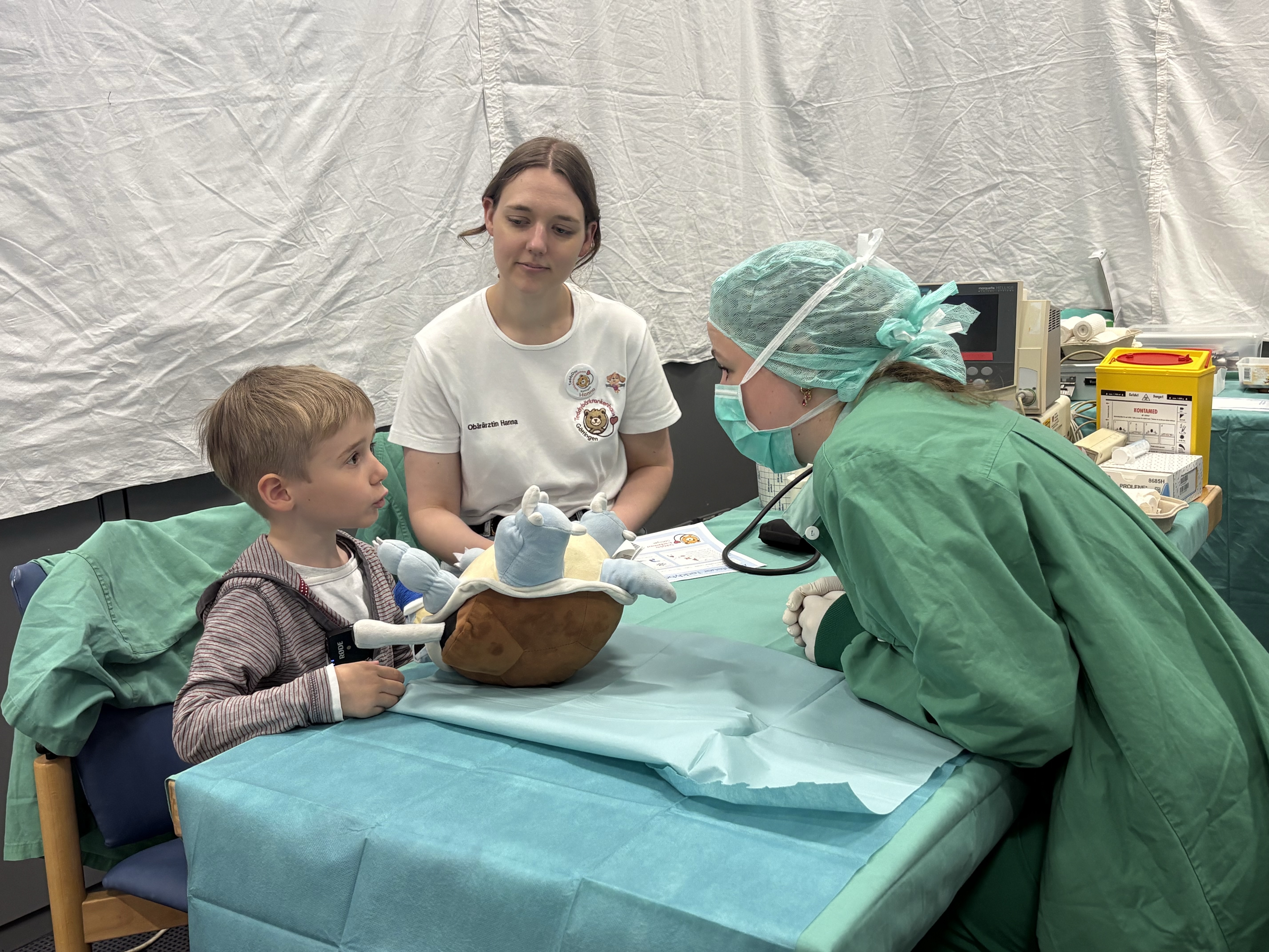 Spielerisch die Angst vor einem Arztbesuch nehmen – eines der Ziele des Teddybärkrankenhauses. Foto: TBK Göttingen