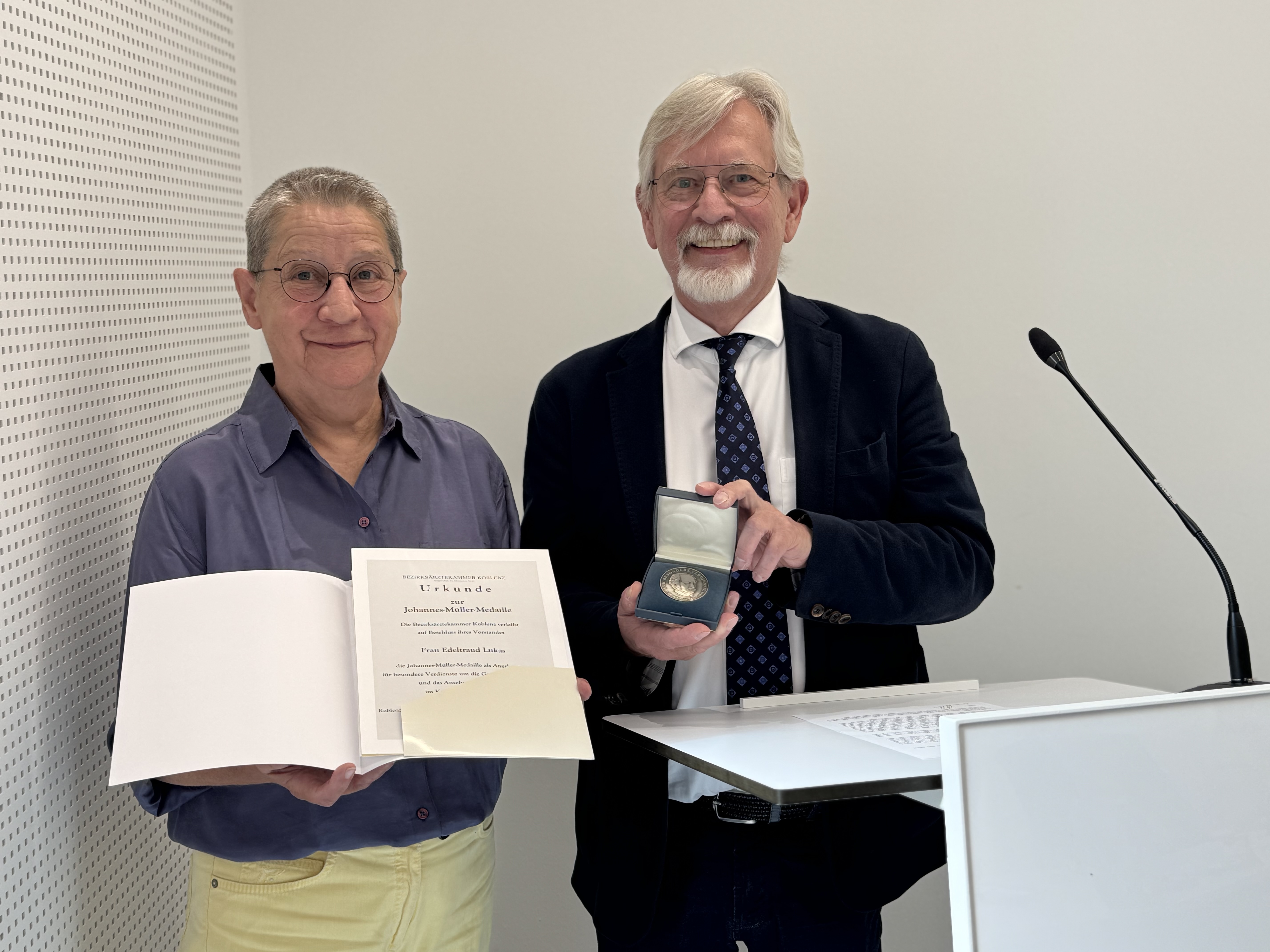 BZÄK-Präsident Dr. med. Karlheinz Kurfeß überreichte Edeltraud Lukas bei der Verleihung der Johannes-Müller-Medaille auch eine Urkunde.