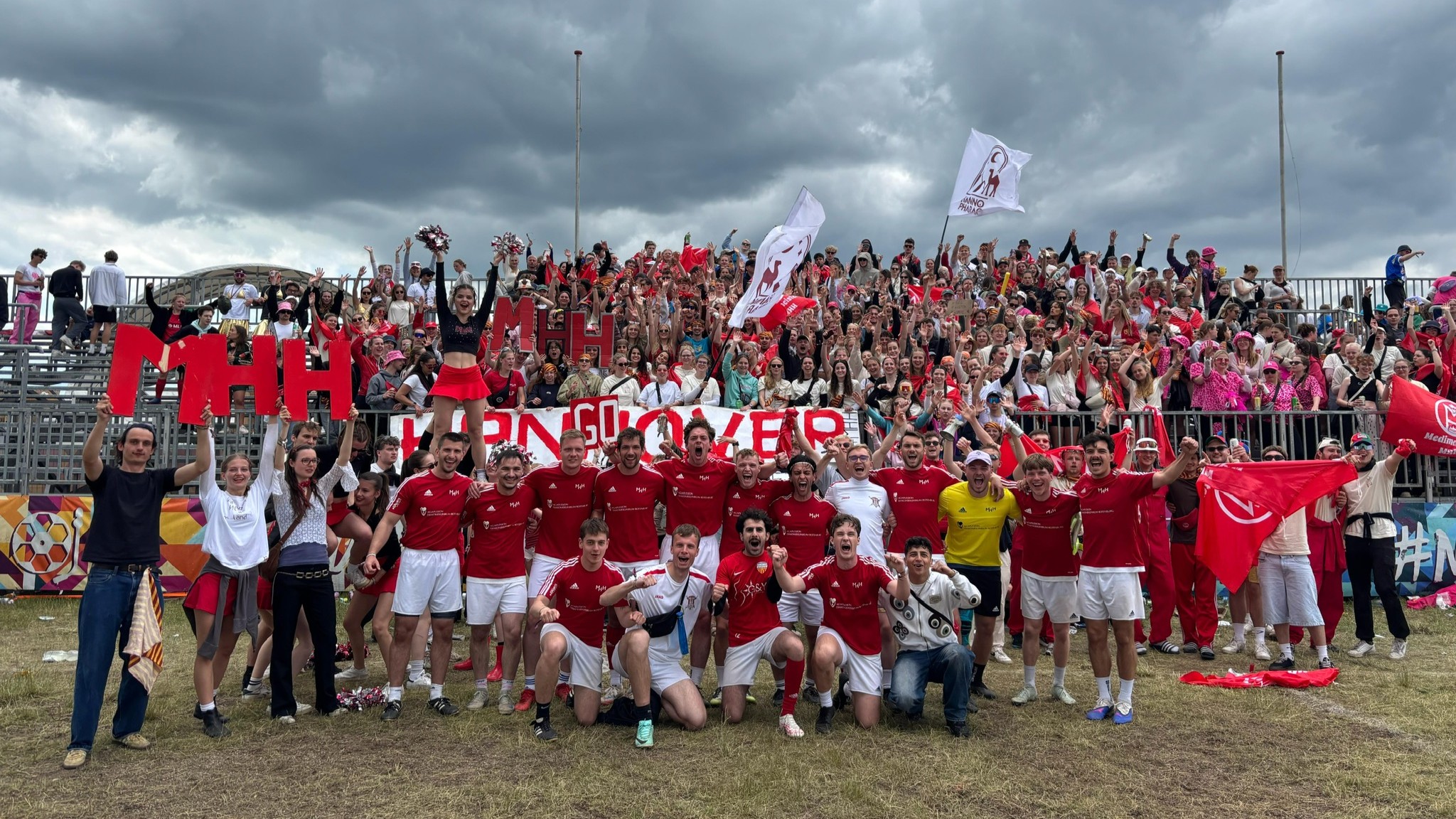 Das Herren-Fußballteam brachte den Pokal dieses Jahr stolz nach Hause. Foto: privat