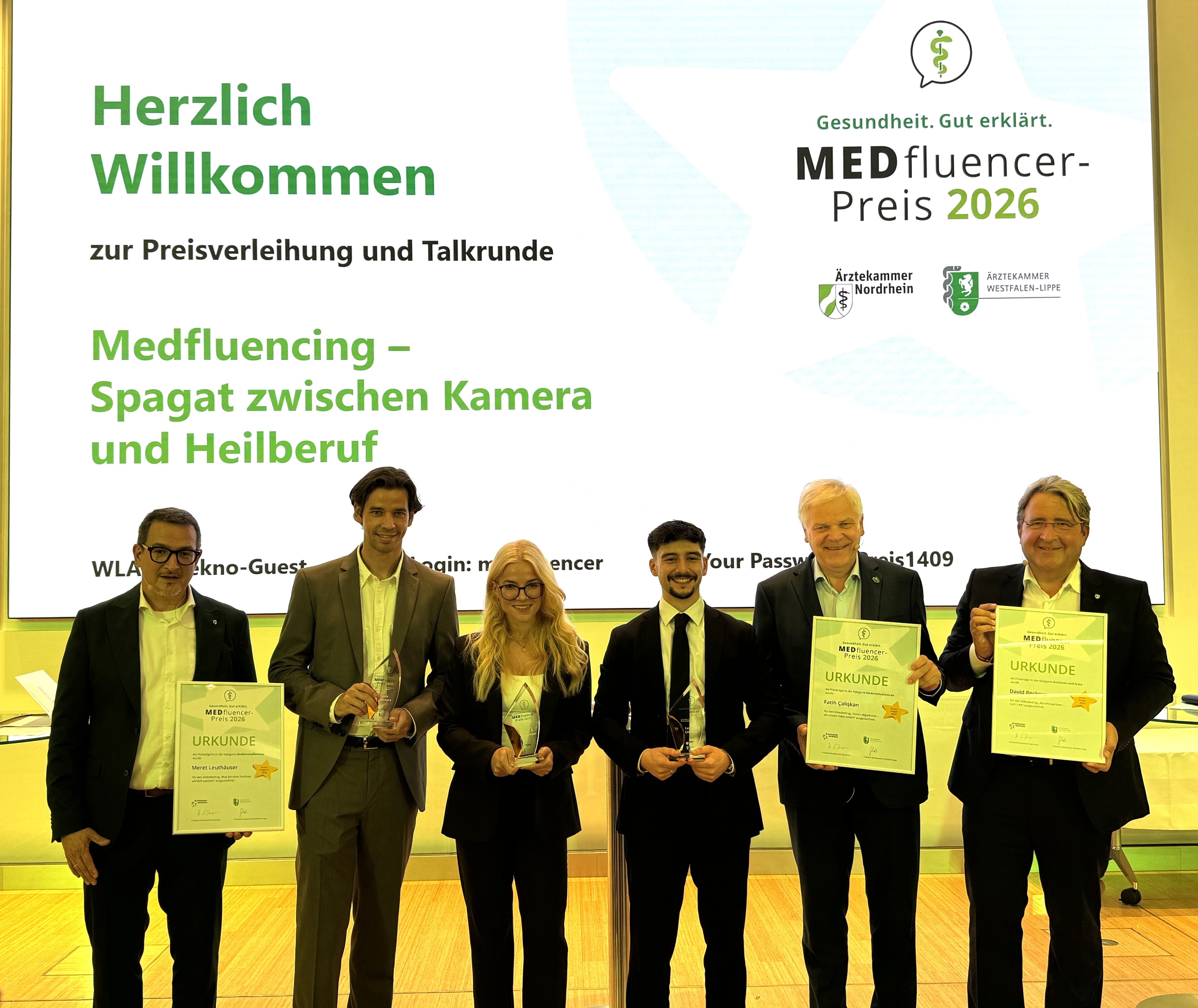 Medfluencer Preis 2026: Dr. med. Sven Dreyer (lks.), Dr. med. Hans-Albert Gehle (2.v.re.) und Dr. med. Arndt Berson (re.) zeichneten die drei Preisträger aus: David Rekers, Meret Leuthäuser, Fatih Çalişkan 