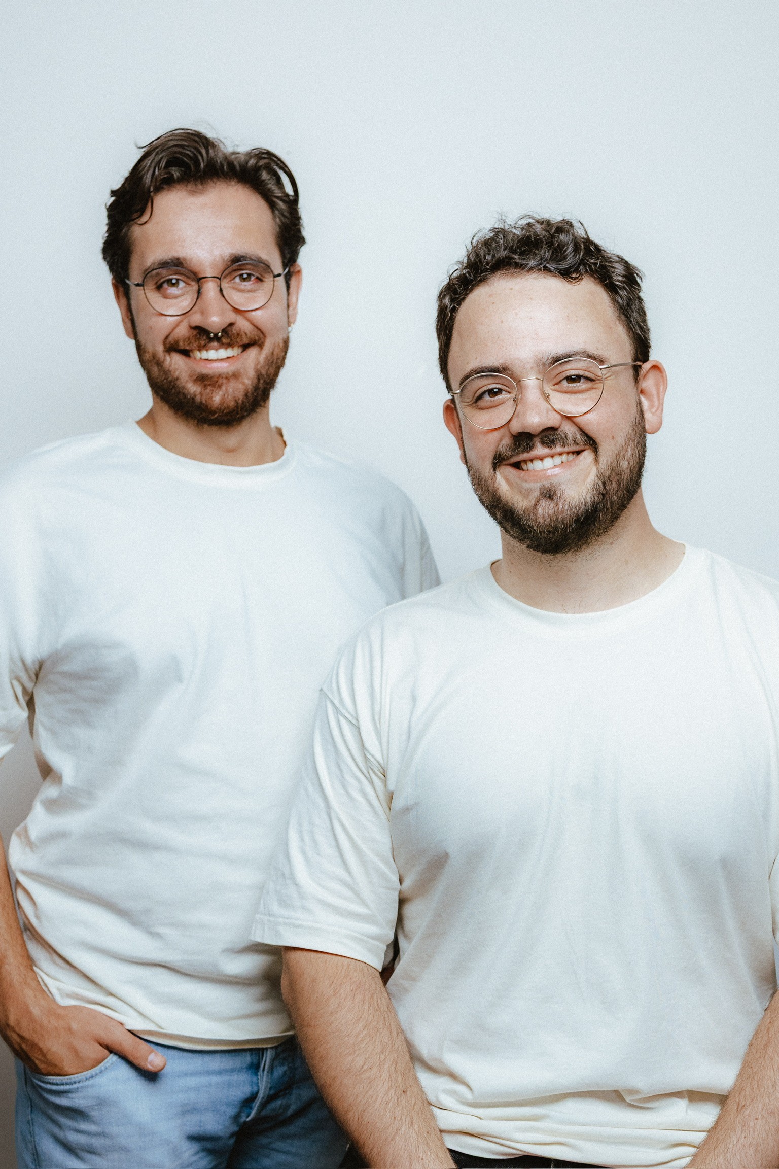 Jan Niclas Keil (links) und Lukas Fieberg wollen mit ihrer App „Skilled“ ihren Kommilitoninnen und Kommilitonen die Lernlast erleichtern.