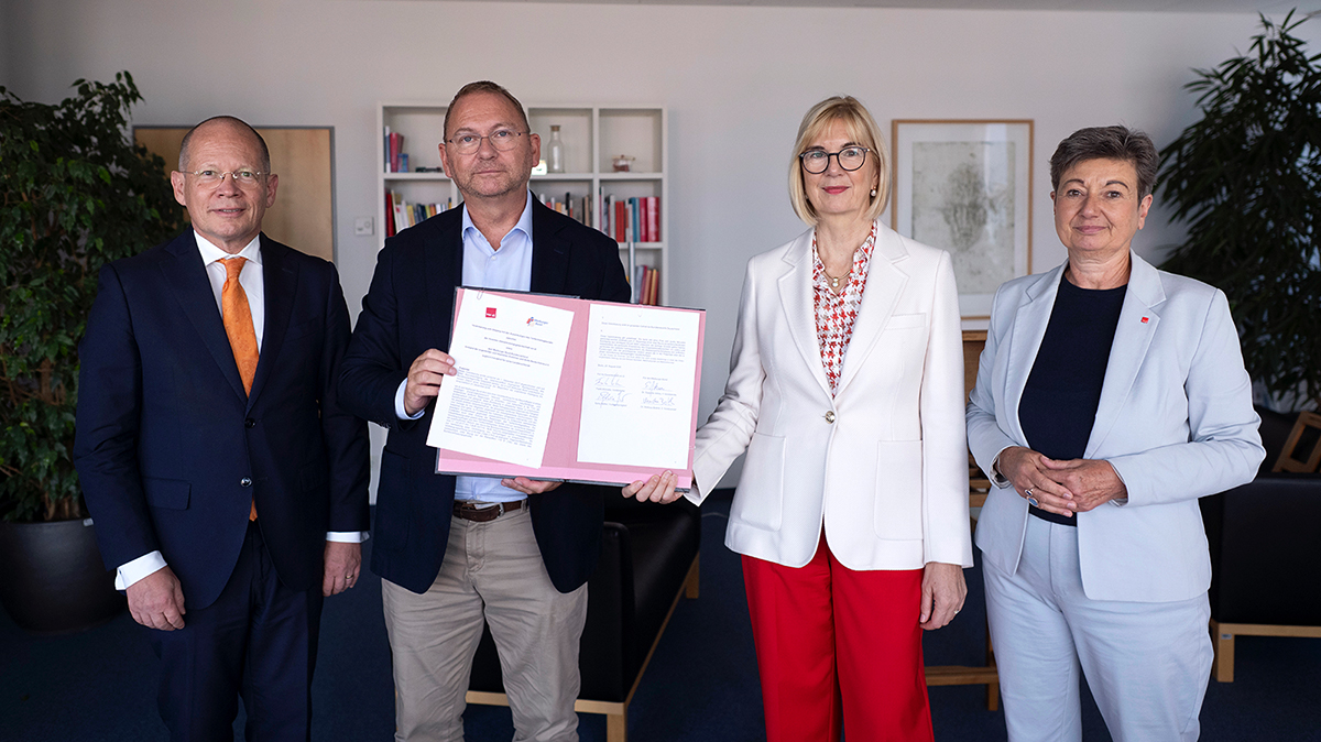 Die Spitzen von ver.di und Marburger Bund mit der neuen Vereinbarung 