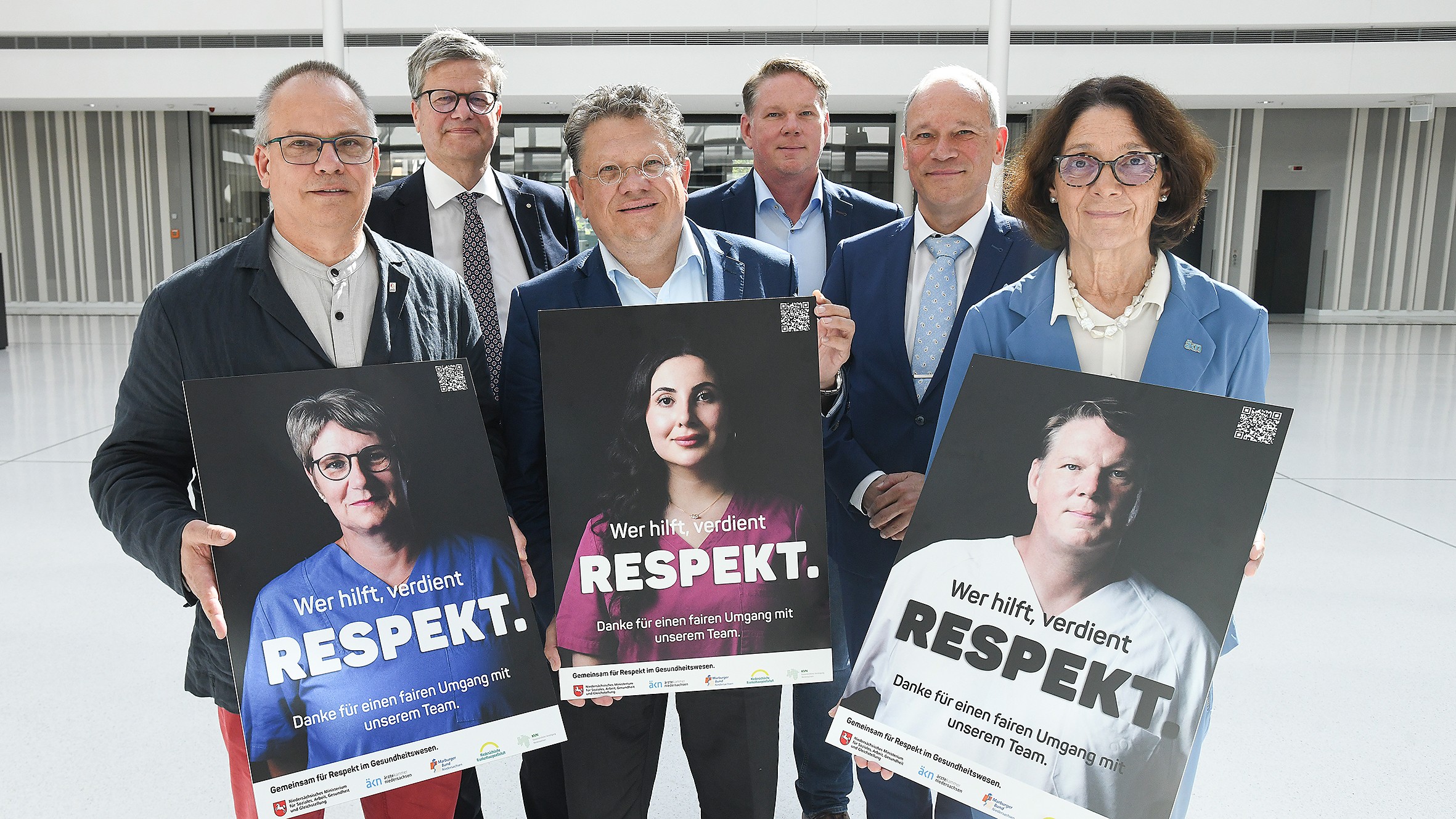 Gemeinsam für mehr Respekt im Gesundheitswesen: Die Initiator*innen der niedersächsischen Kampagne, darunter Sozialminister Dr. Andreas Philippi (3. v. l.), mit Testimonial Malte Feurer (3. v. r.). Foto: Nancy Heusel/ÄKN