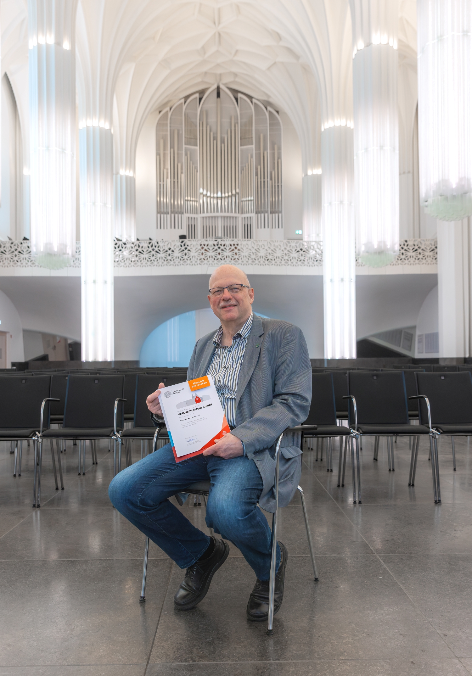 Dr. Thomas Goerlich hat dem Landesverband eine Stuhlpatenschaft im Leipziger Paulinum – Aula und Universitätskirche St. Pauli übergeben. Bild: Swen Reichhold