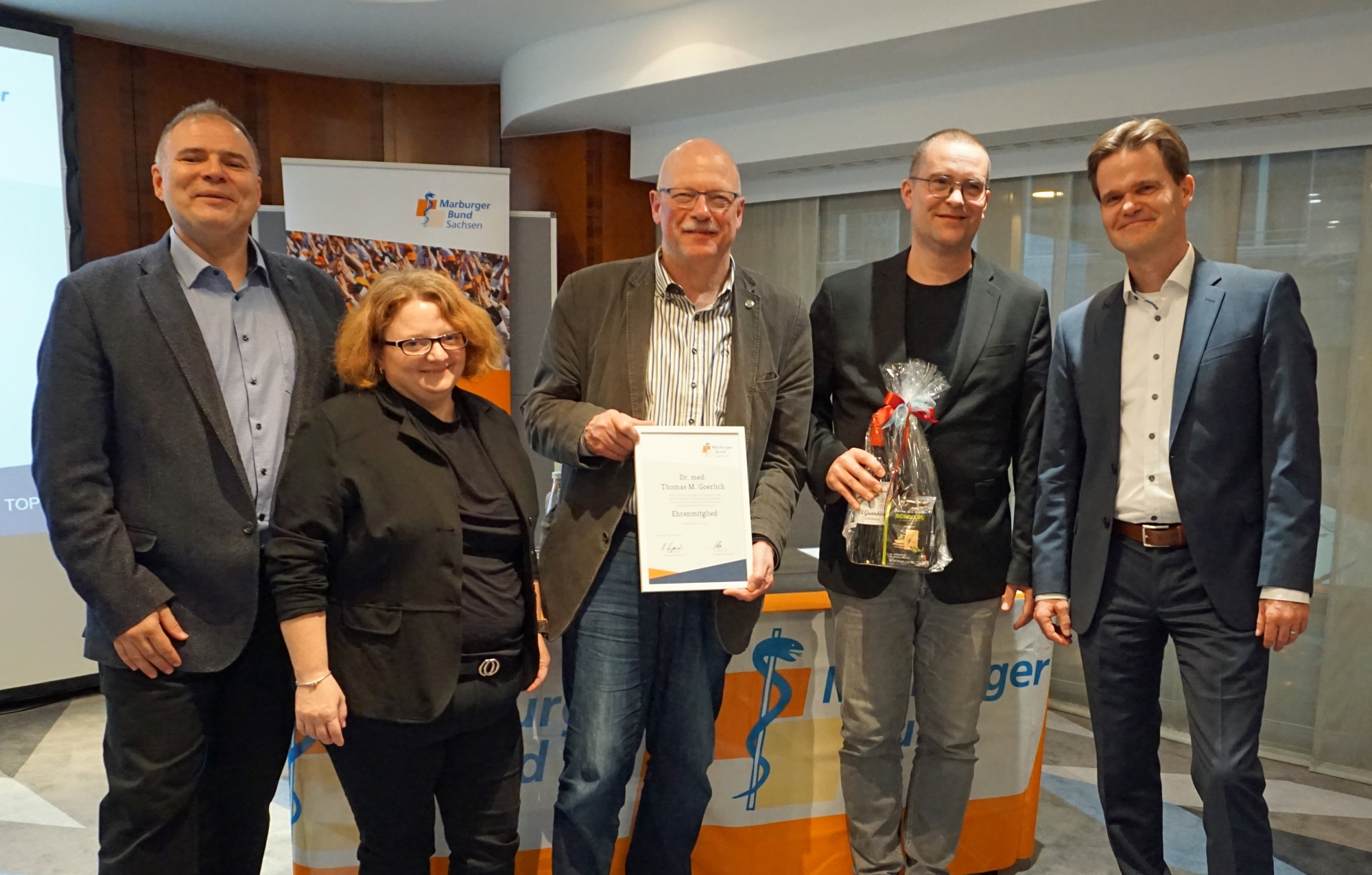 Verleihung der Ehrenmitgliedschaft an Dr. Thomas Goerlich. V. l . n . r. : Torsten Lippold (1. Vorsitzender MB Sachsen), Dr. Sandy Zorn (2. Vorsitzende MB Sachsen), Dr. Thomas Goerlich (Ehrenmitglied MB Sachsen), Dr. Arndt Bigl (Vorstandsmitglied MB Sachsen), Steffen Forner (Geschäftsführer MB Sachsen). / Fotos: MB Sachsen/Dolk