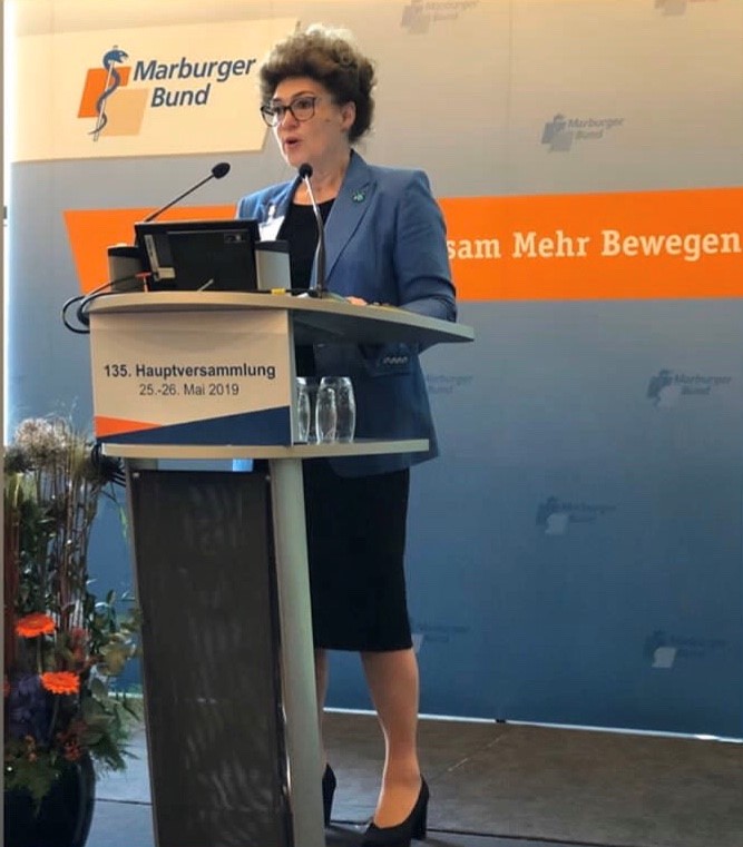 Dipl.-Med. Sabine Ermer auf der HV in Münster