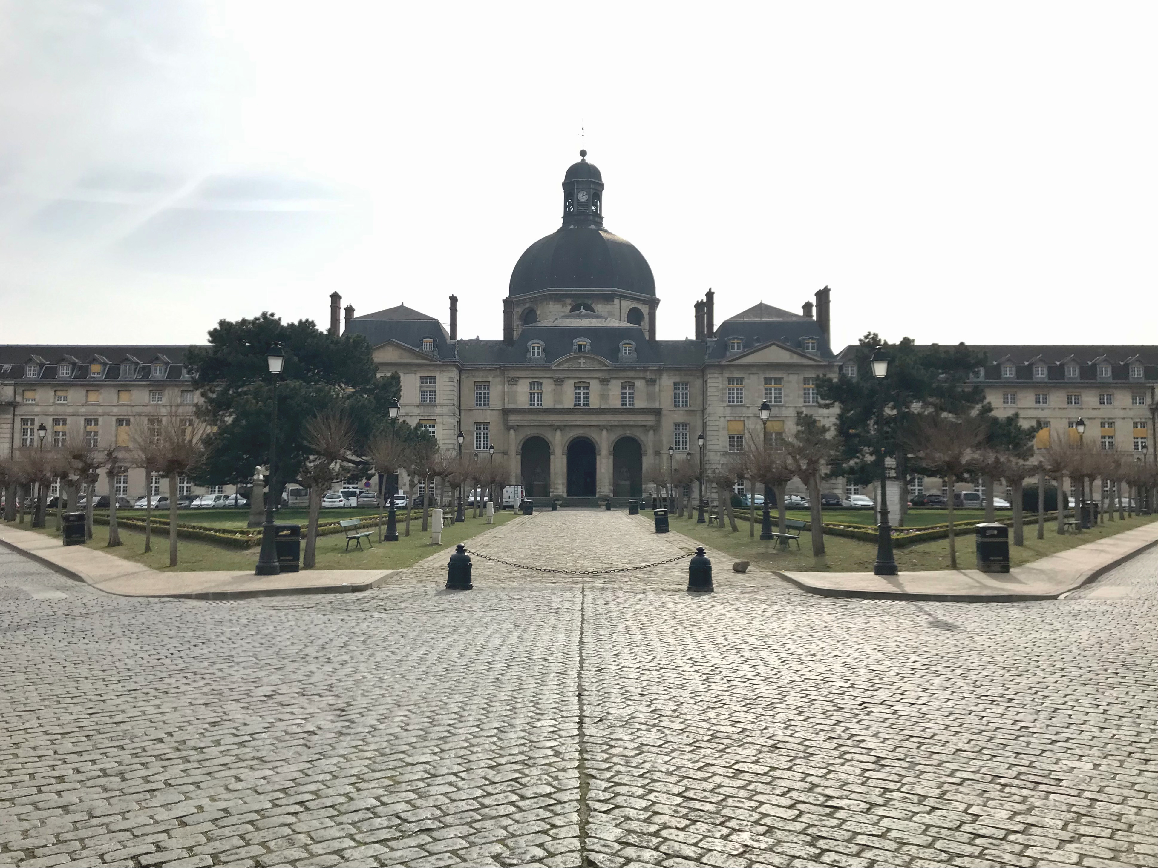 Haupteingang des „Hôpital Pitié-Salpêtrière“ mit Sicht auf die integrierte Kirche „Saint-Louis“