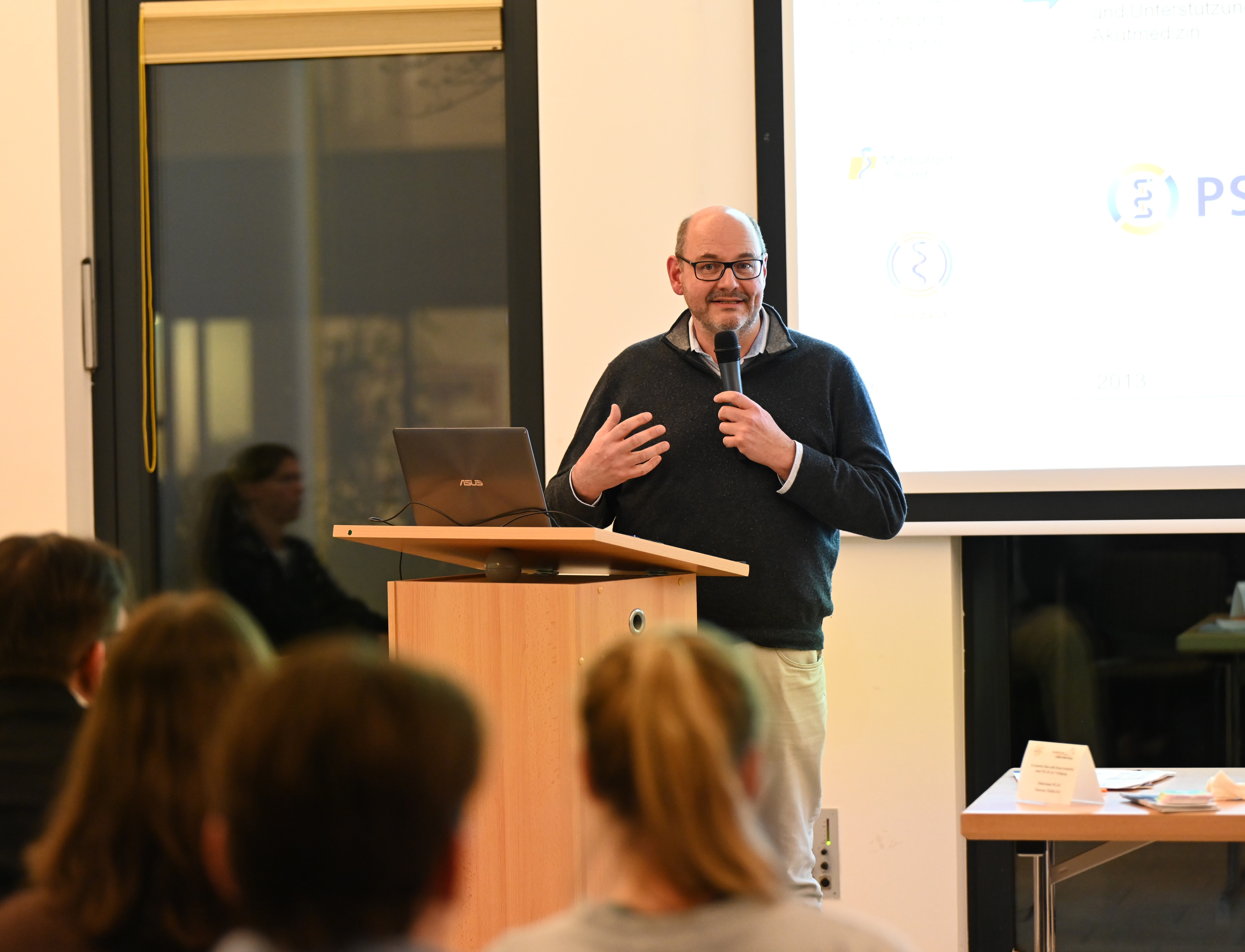 Dr. Andreas Schießl stellte unter anderem den Verein PSU-Akut e.V. und das die Möglichkeiten kollegialer Unterstützung (Peer Support) vor.  (Foto: Reus/LÄKH)