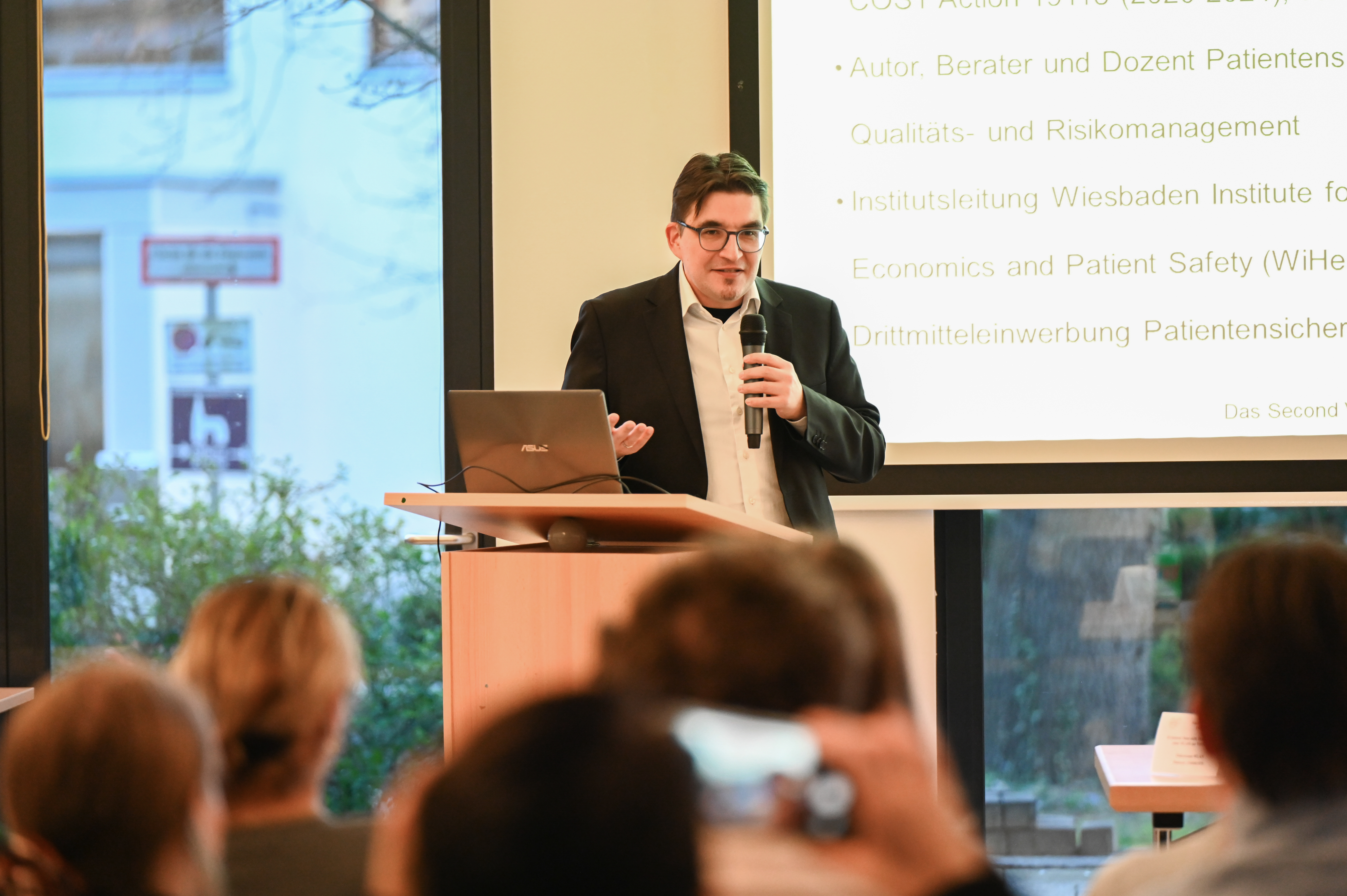 Ein Schwerpunkt der Veranstaltung lag auf dem sogenannten Second-Victim-Phänomen, das Prof. Dr. Reinhard Strametz vorstellte.  (Foto: Reus/LÄKH)