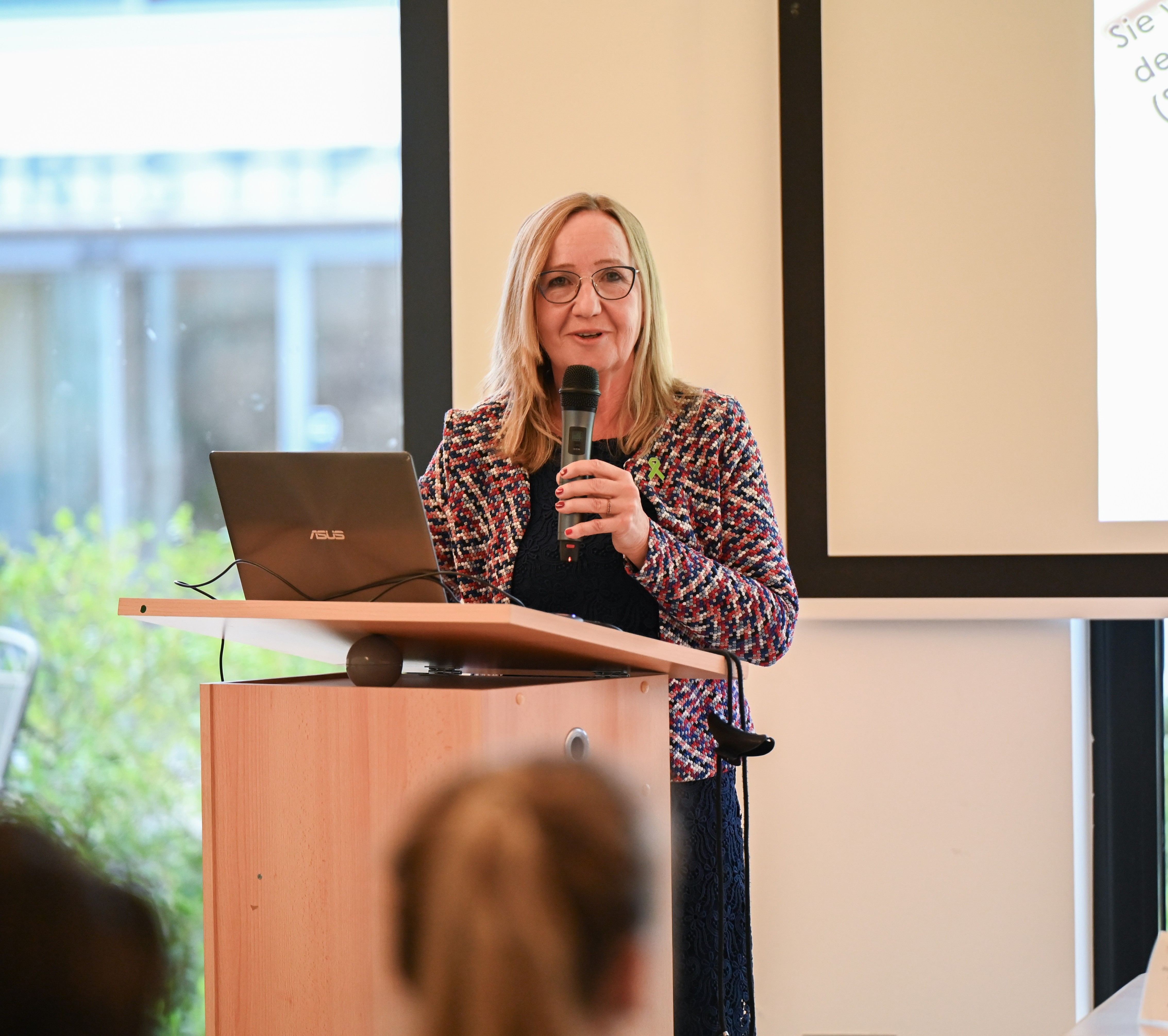 Nina Walter, Ärztliche Geschäftsführerin der Landesärztekammer Hessen, betonte, dass Unterstützung vor allem vor Ort ansetzen müsse. (Foto: Reus/LÄKH)