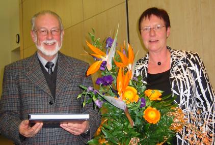 Die damalige MB-Vorsitzende Dr. Ursula Stüwe verabschiedet Dr. Eckart Mende 2005 aus dem MB.