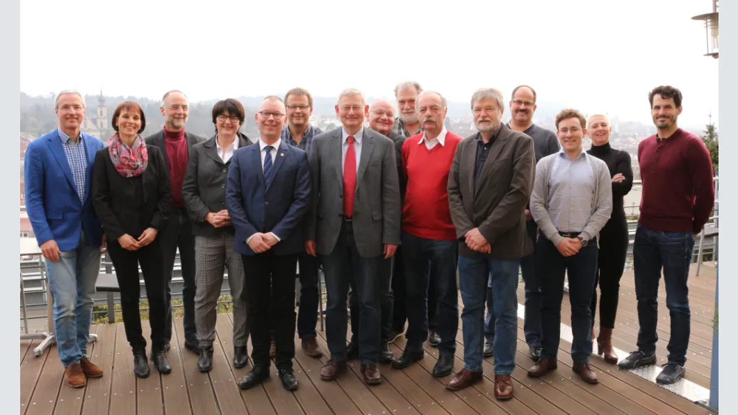 Vorstand des MB Landesverbandes Baden-Württemberg und Mitarbeiter der MB-Geschäftsstelle mit Bruchsals Oberbürgermeisterin Cornelia Petzold-Schick (Foto pa) v.l.n.r; Dr. Matthias Fabian, Sandra Bigge, Dr. Jürgen Kußmann, Cornelia Petzold-Schick (Oberbürgermeisterin Bruchsal),  Dr. Frank J. Reuther, Dr. Peter Tränkle, Dr. Ulrich Voshaar, Prof. Dr. Dr. Christof Hofele, Dr. Peter Gasteiger, Dr. Josef Ungemach, Dr. Walter Imrich, Frieder Schmitt, Michael Beck, Christine Fechner, Dr. Rainer Linus Beck