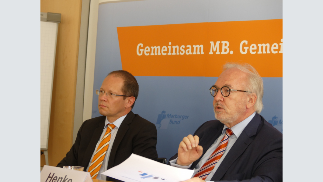 Rudolf Henke (re.) und der 2. Vorsitzende des MB, Dr. Andreas Botzlar, bei der Präsentation der Umfrage-Ergebnisse