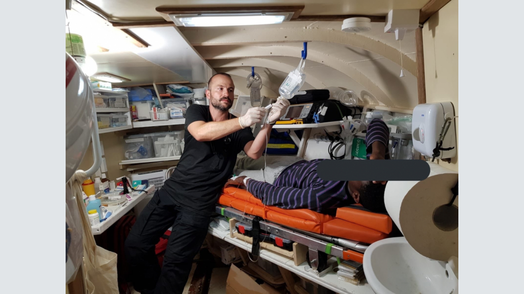 Dr. Thorben Dieck Foto: Mission Lifeline Eine Mini-Kajüte diente Dr. Thorben Dieck als Behandlungszimmer: „Für die Geretteten war die ärztliche Behandlung eine völlig neue Erfahrung.“ Foto: Mission Lifeline