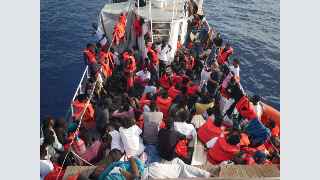 46 Quadratmeter für 104 Gerettete plus Crew Foto: Mission Lifeline Auf engstem Raum auf ungewisse Zeit verharrend: Die 104 Geretteten plus die Mannschaft mussten sich auf weniger als einem halben Quadratmeter pro Person arrangieren. Foto: Mission Lifeline