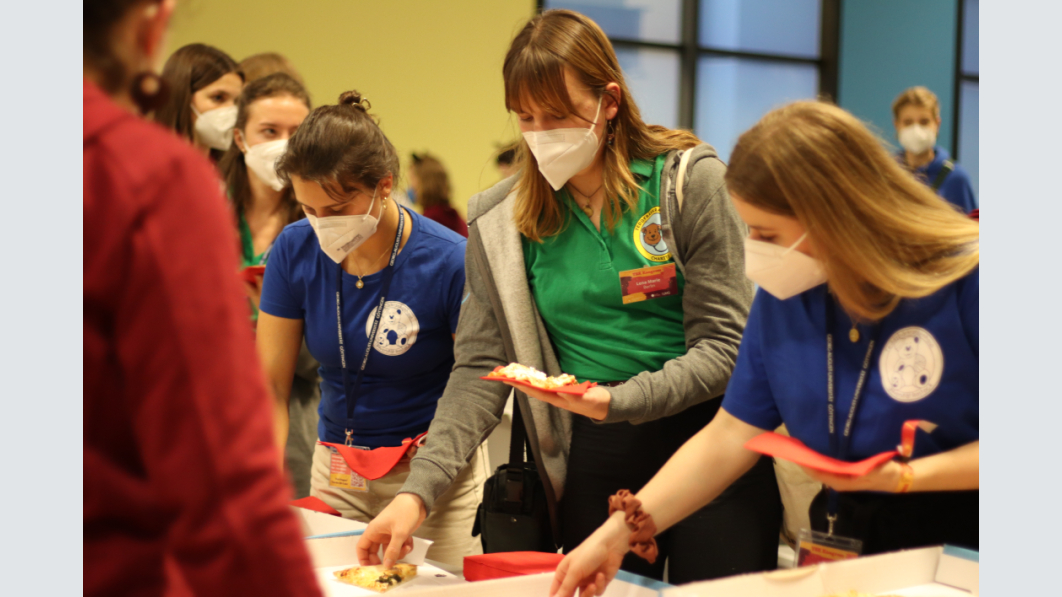 Und zwischendurch eine Stärkung! Der Kongress wurde durch Spenden finanziert – der Marburger Bund Niedersachsen hat die Studierenden gerne mit einem Sponsoring unterstützt. Foto: Tom Hennigs