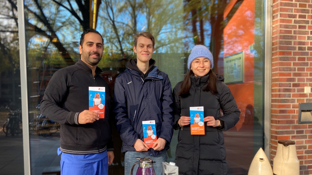 Saman Keshtkaran, Tobias Bokowski und Hanna In vertreten die Studierenden beim MB Hamburg