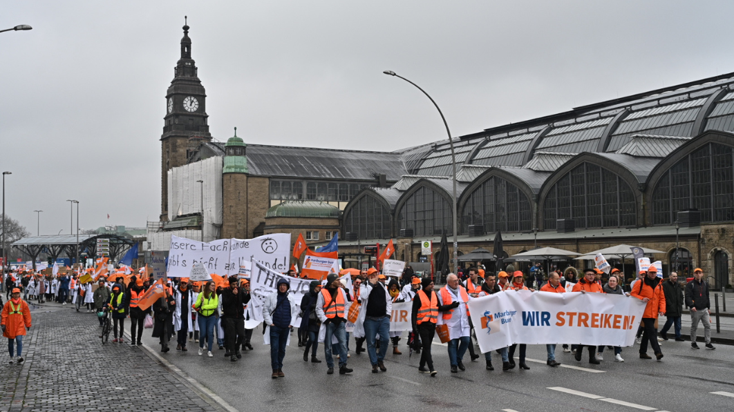 Streikende Ärztinnen und Ärzte ziehen am Hamburger Hauptbahnhof vorbei