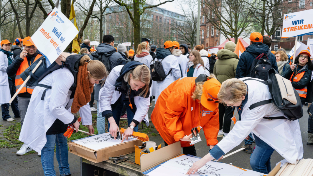 Rund 4.000 Ärztinnen und Ärzte beteiligten sich am Warnstreik in Hamburg