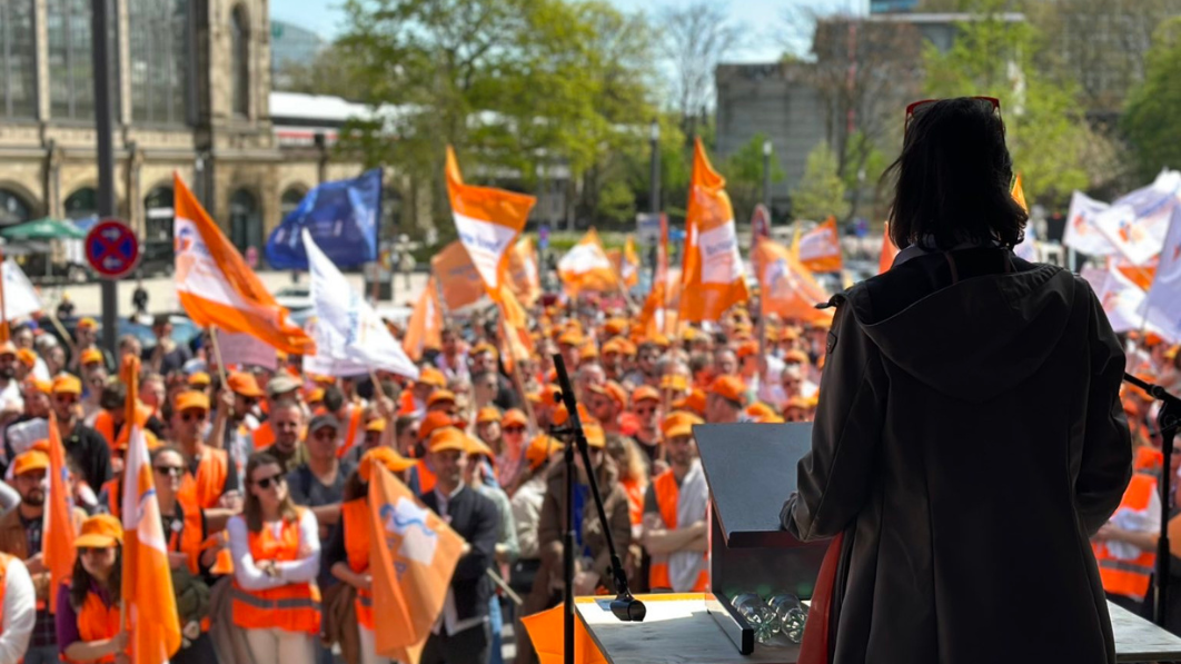 Rund 1.500 Streikende versammelte sich auf dem Dag-Hammarskjöld-Platz